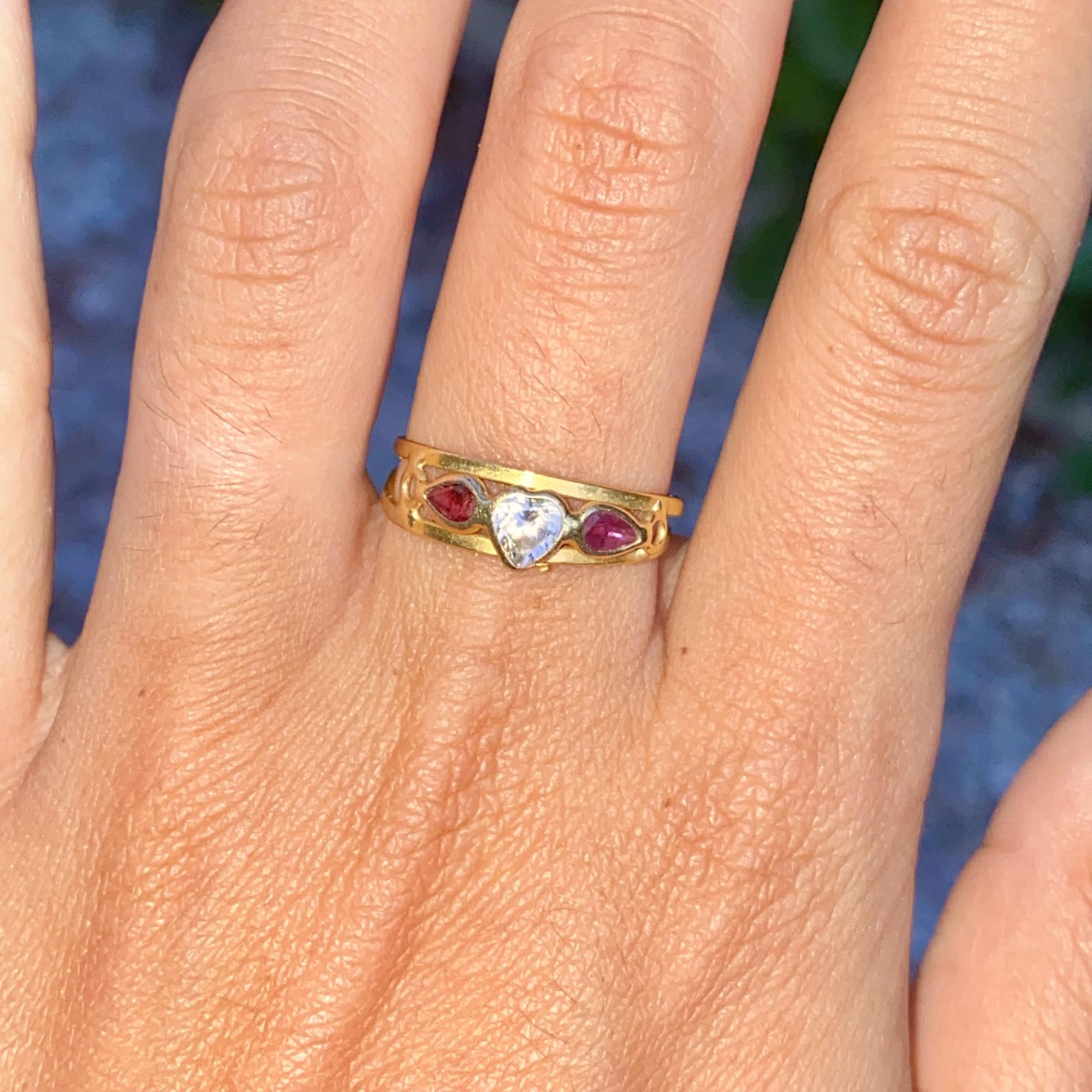 Anello vintage in oro 18kt con rubini taglio goccia ct 0,20 ca. e zircone taglio cuore