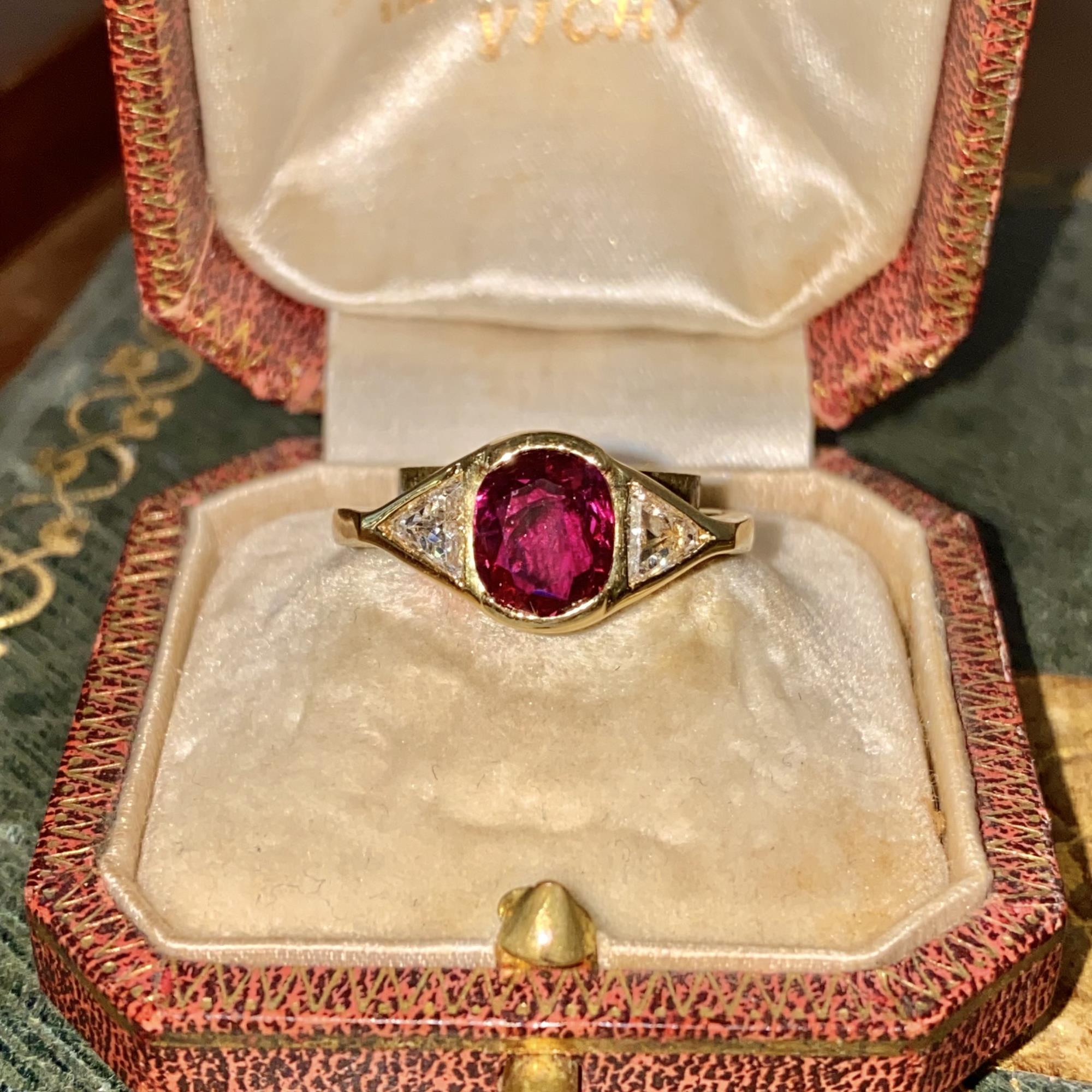 Anello vintage in oro 18kt con rubino centrale ct 1,50 ca. e diamanti triangolari ct 0,70 ca.