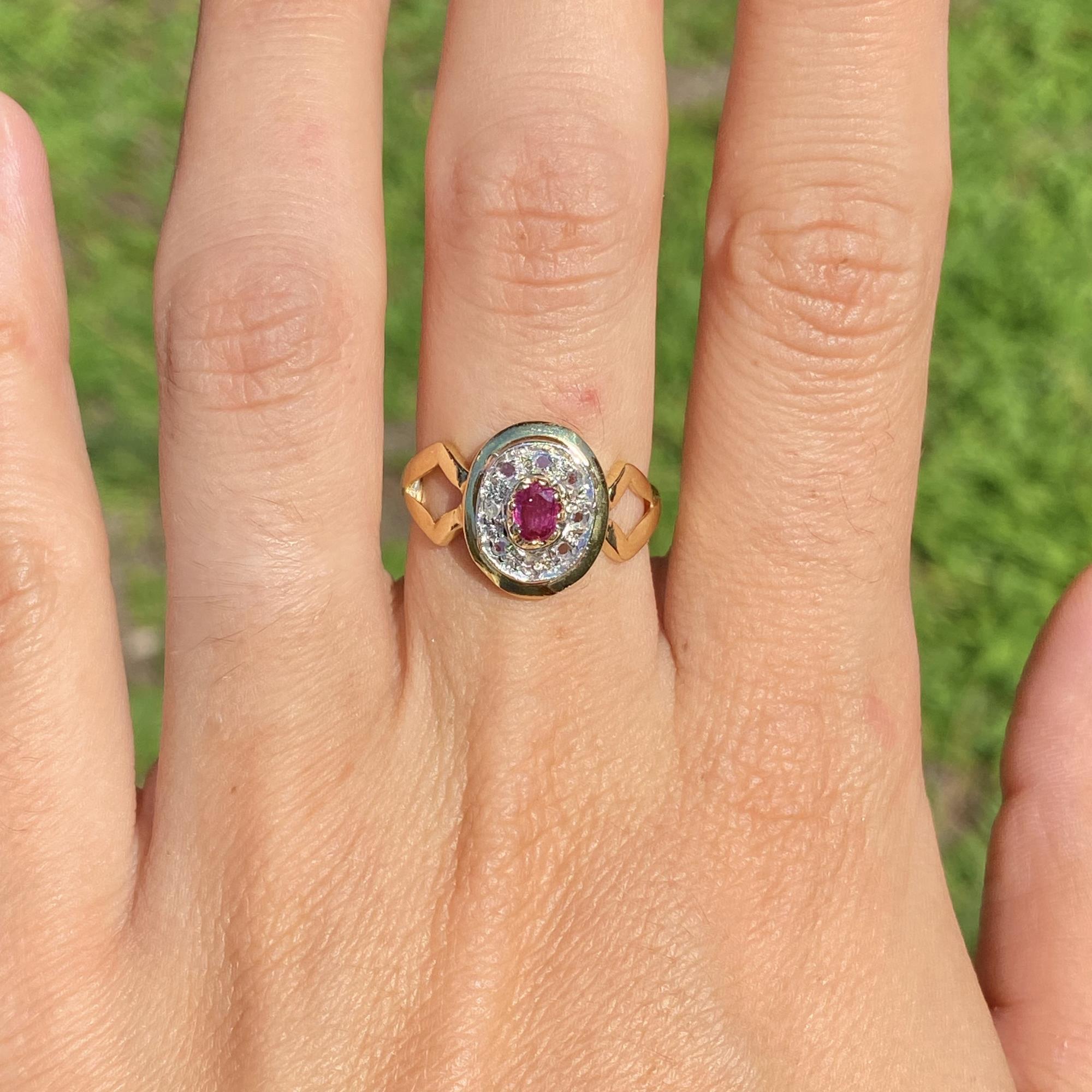 Anello vintage in oro 18kt con rubino ct 0,20 ca. e rosette di diamanti ct 0,08 ca.