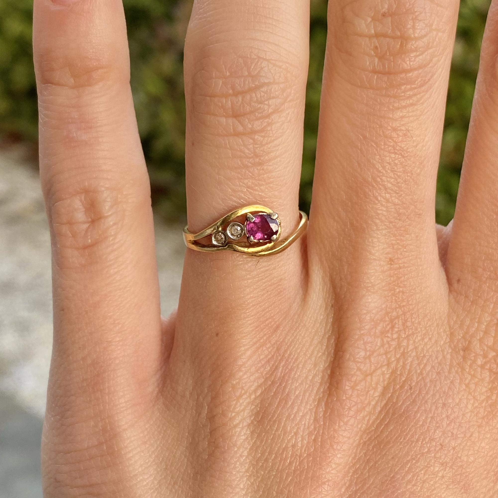 Anello vintage in oro 18kt con rubino ct 0,25 ca. e diamanti ct 0,02 ca.