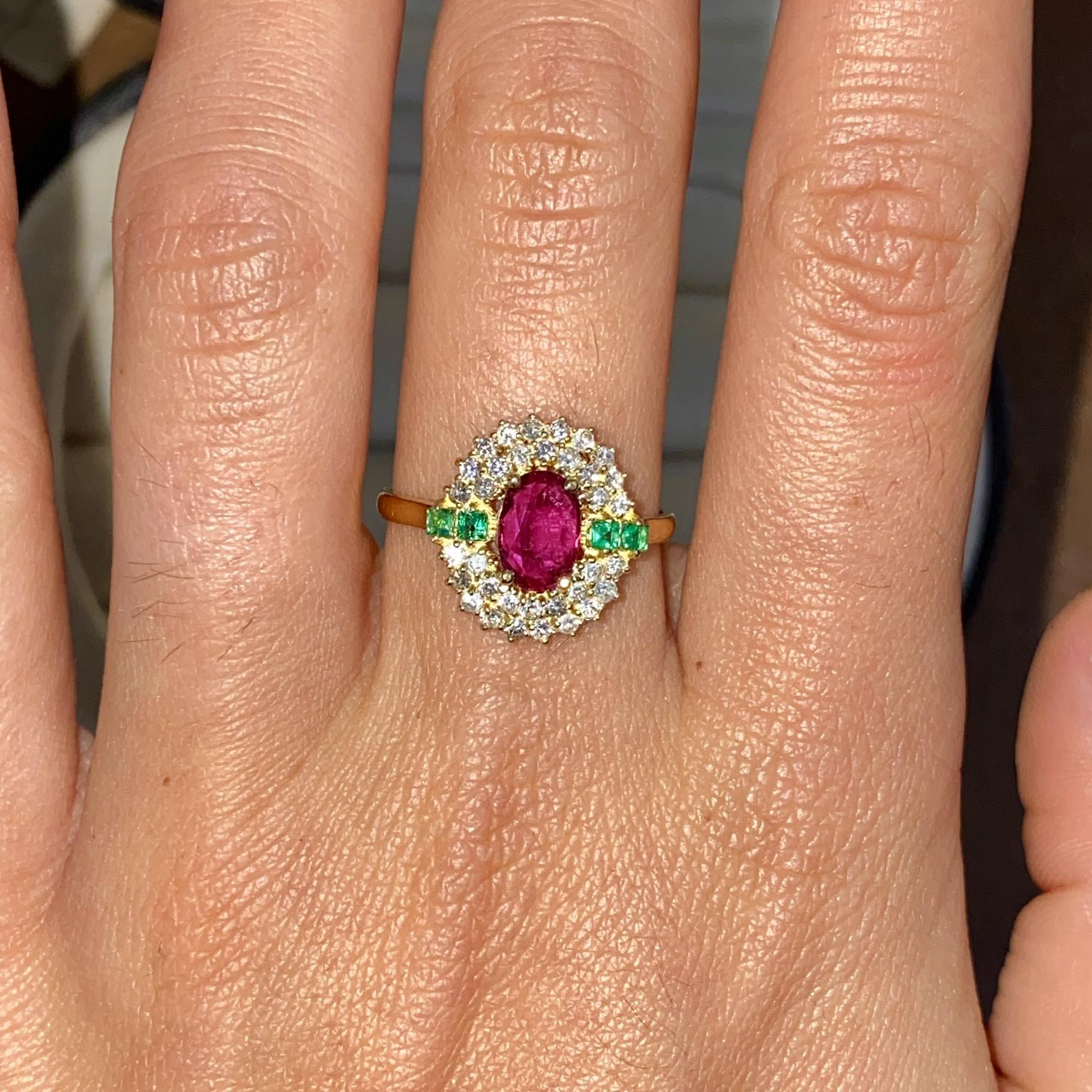 Anello in oro 18kt con rubino ct 0,70 ca. diamanti ct 0,50 ca. e smeraldi ct 0,10 ca.