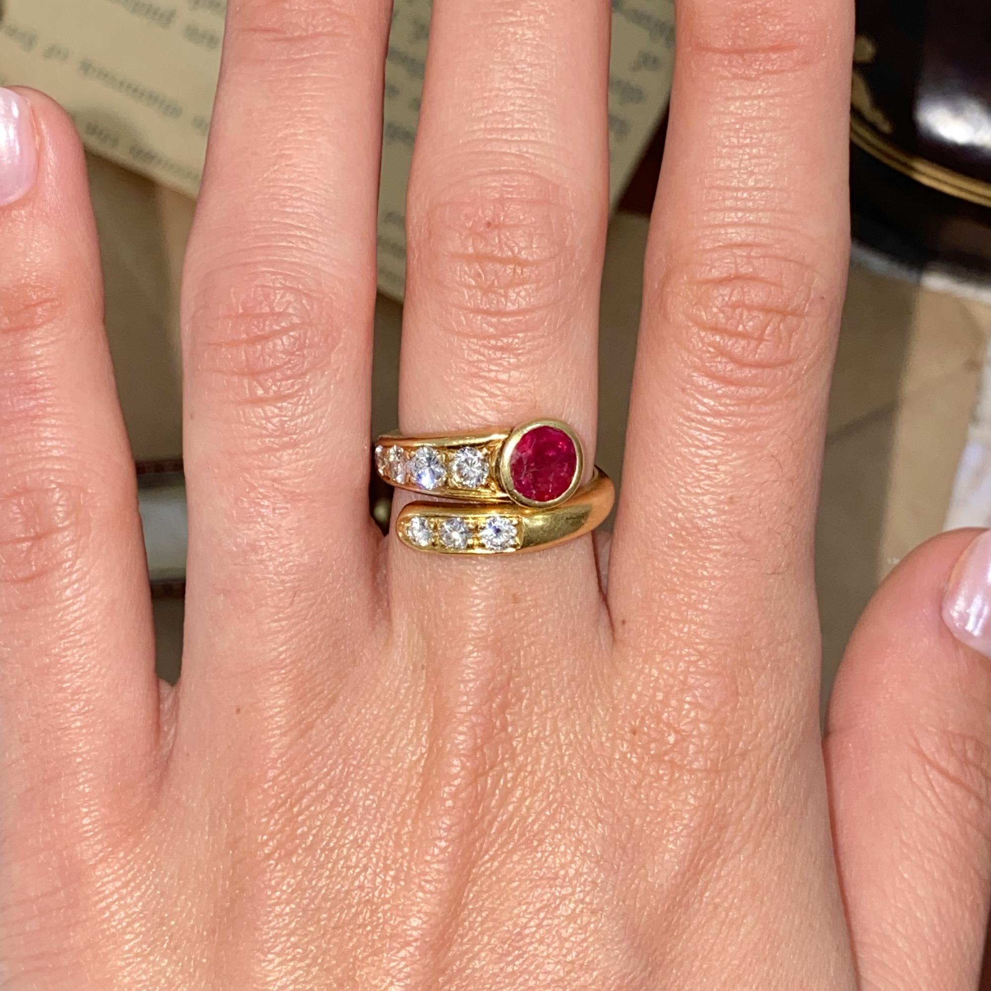 Anello vintage in oro 18kt con rubino ct 0,95 ca. e diamanti ct 0,70 ca.