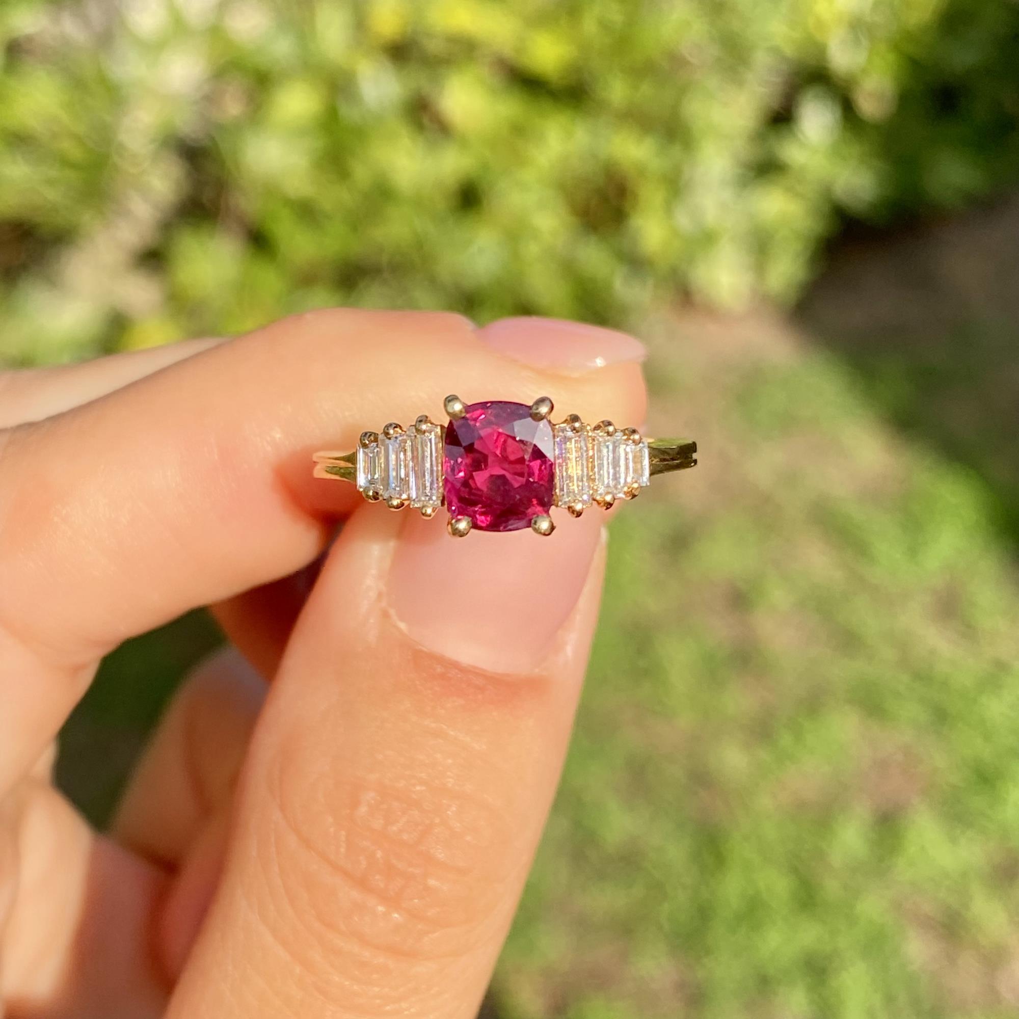 Anello vintage in oro 18kt con rubino ct 1,20 ca. e diamanti ct 0,50 ca.