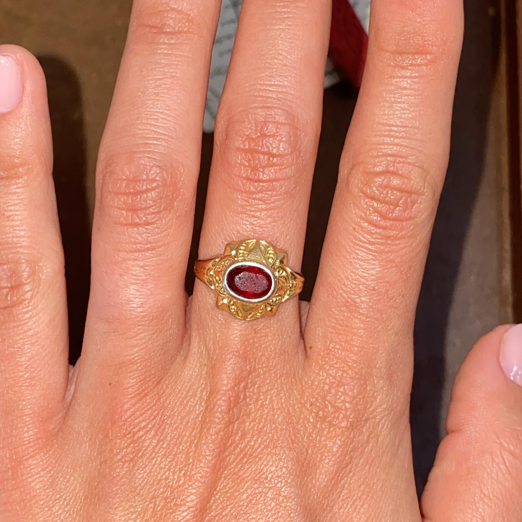 Anello vintage in oro 18kt con rubino ovale sintetico centrale