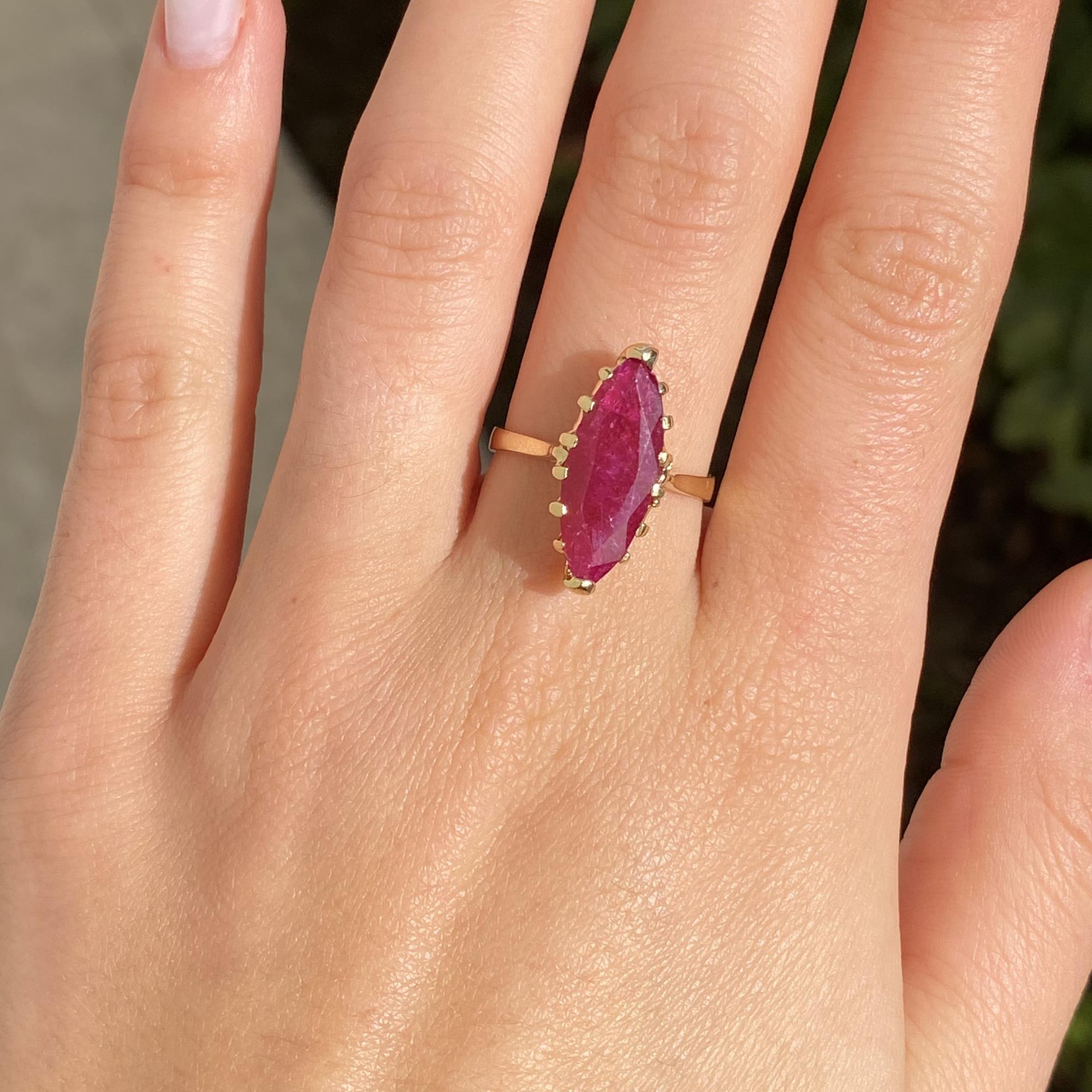 Anello vintage in oro 18kt con grande radice di rubino taglio navette ct 4,70 ca.