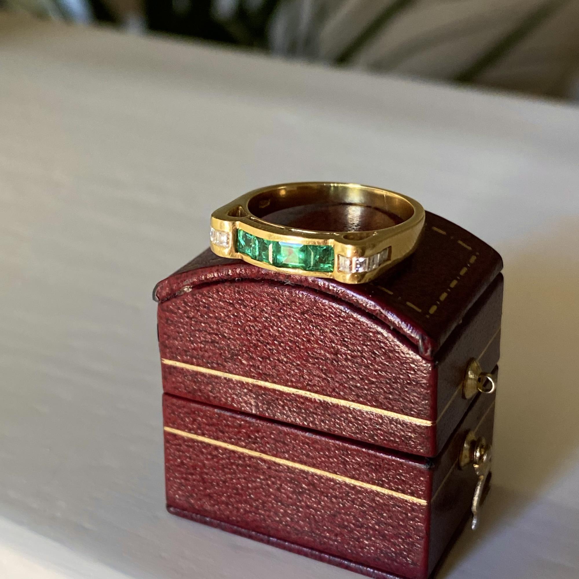 Anello vintage in oro 18kt con smeraldi ct 0,55 ca. e diamanti ct 0,30 ca.