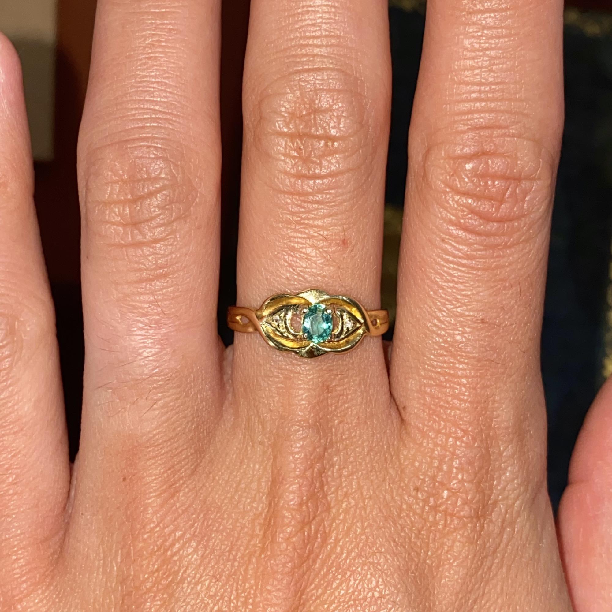 Anello vintage in oro 18kt con smeraldo ct 0,20 ca. e due diamantini ct 0,02