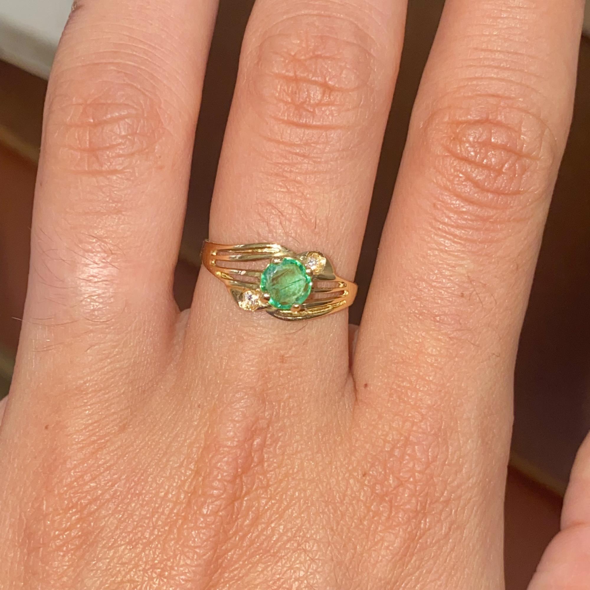 Anello vintage in oro 18kt con smeraldo ct 0,40 ca. e diamanti ct 0,02 ca.