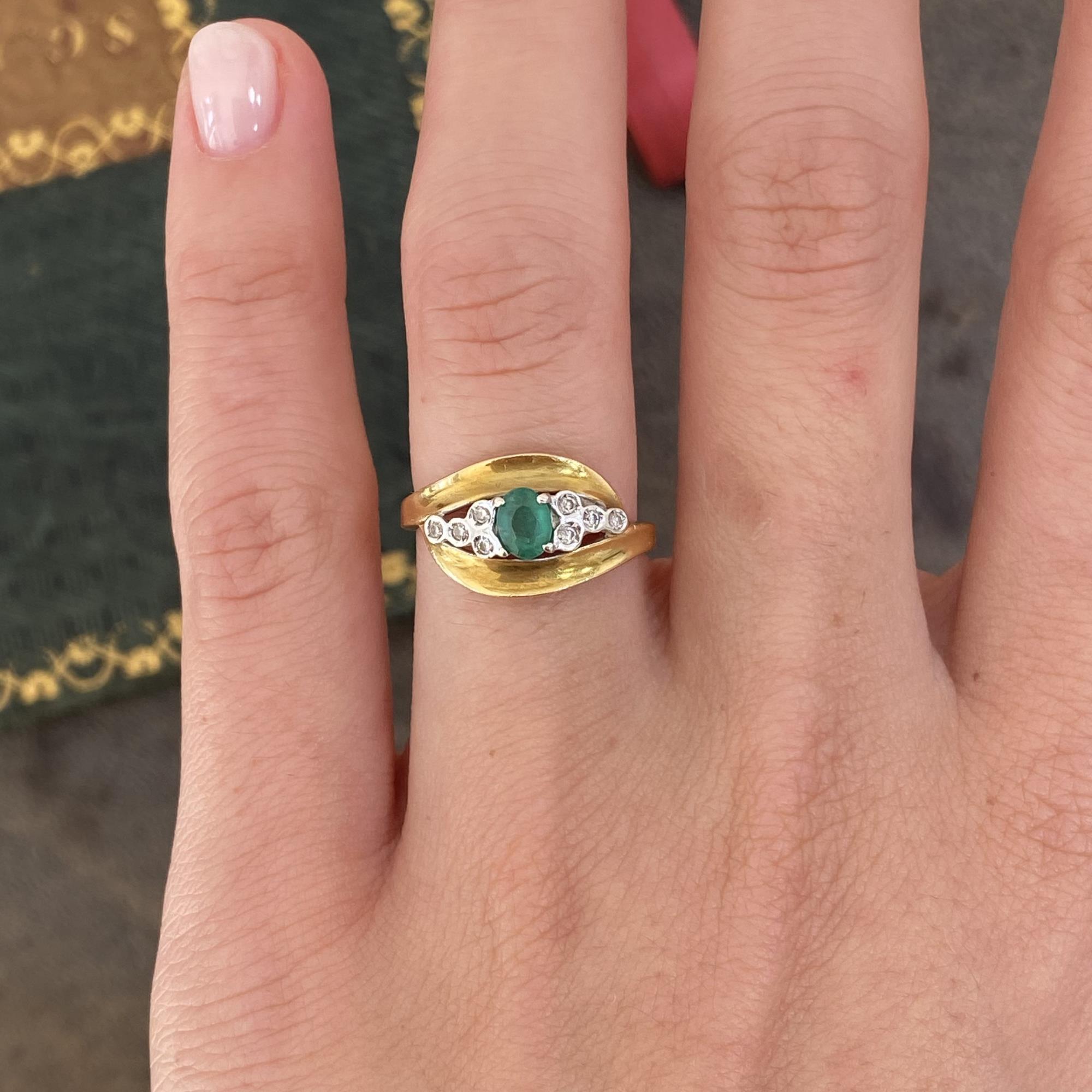 Anello vintage in oro 18kt con smeraldo ct 0,30 ca. e diamanti ct 0,08 ca.