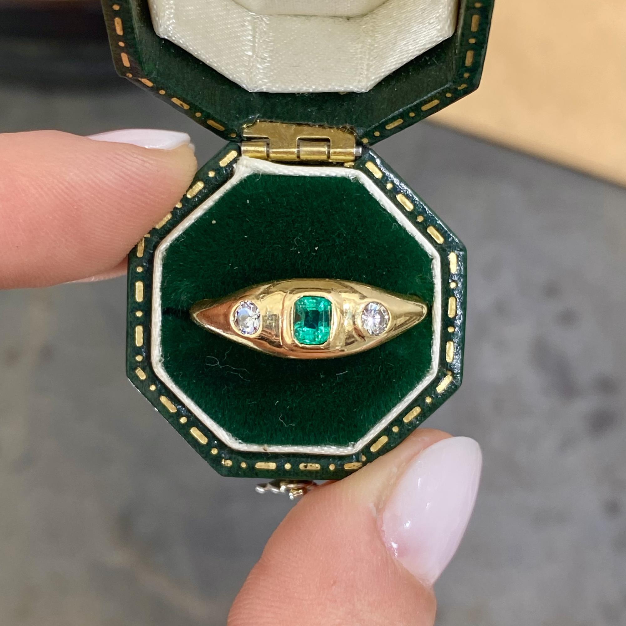 Anello vintage in oro 18kt con smeraldo ct 0,30 ca. e diamanti ct 0,15 ca.