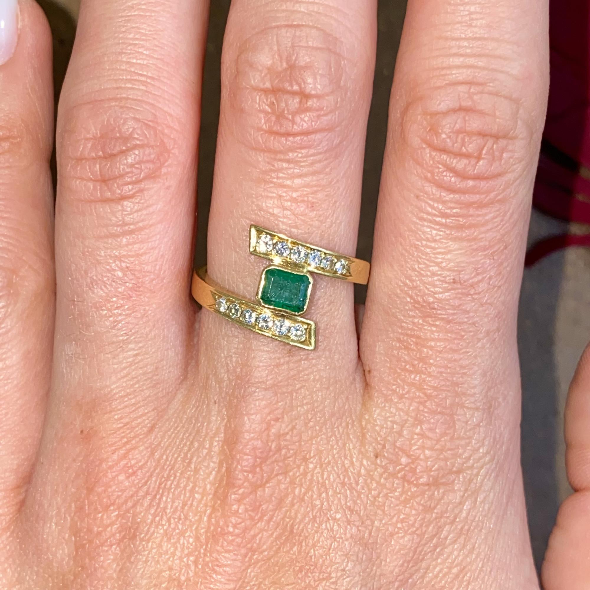 Anello vintage in oro 18kt con smeraldo ct 0,40 ca. e diamanti ct 0,11 ca.