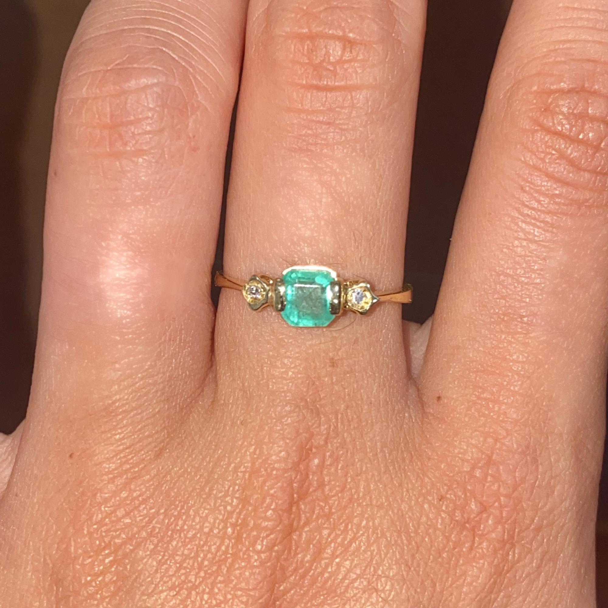 Anello vintage in oro 18kt con smeraldo ct 0,50 ca. e diamanti ct 0,04 ca.