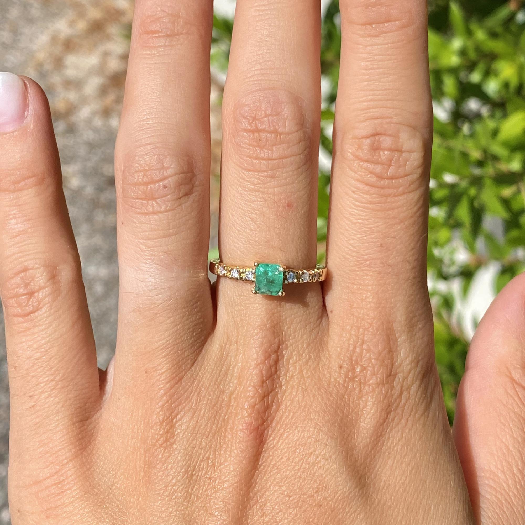 Anello vintage in oro 18kt con smeraldo ct 0,50 ca. e diamanti ct 0,10 ca.
