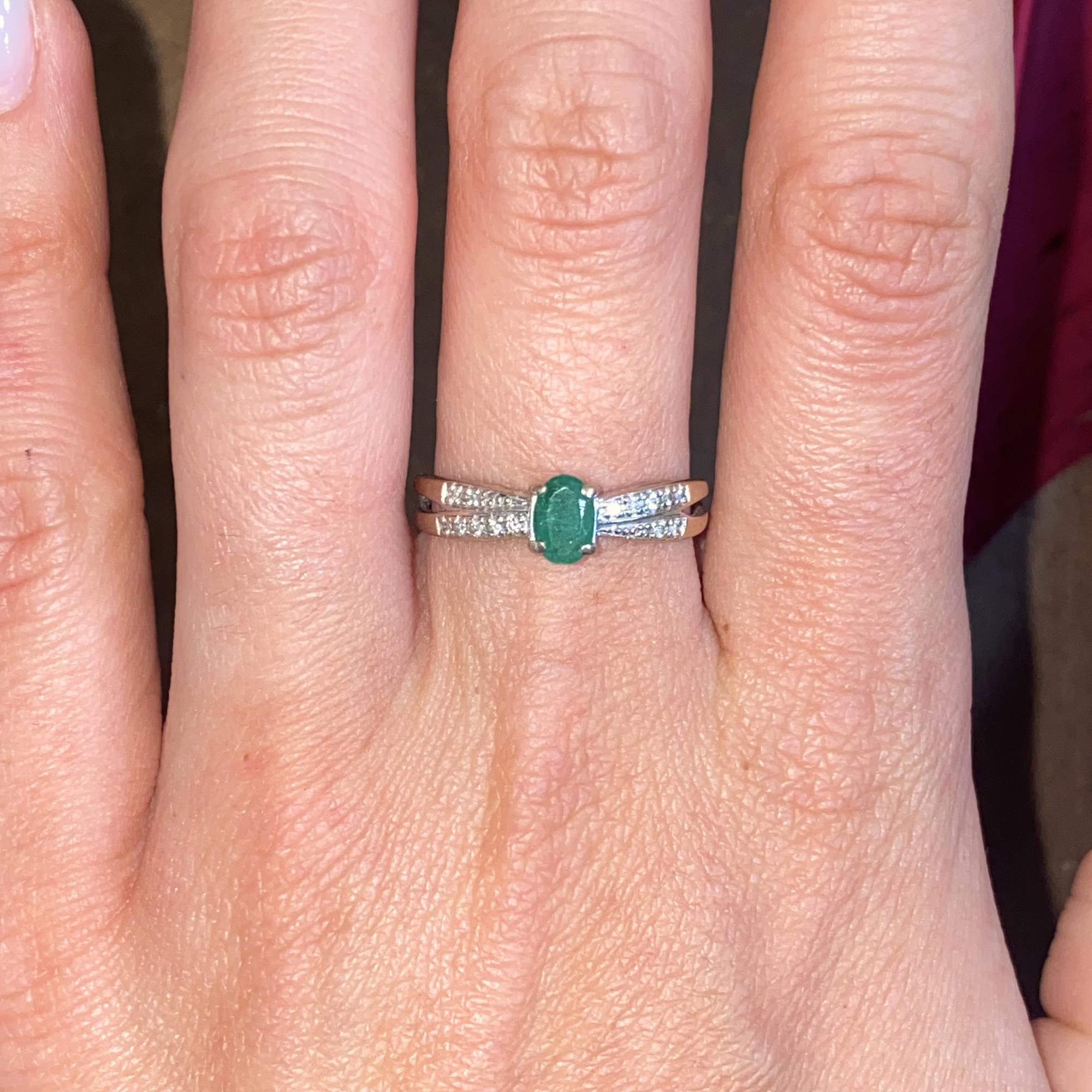 Anello vintage in oro 18kt con smeraldo ct 0,50 ca. e diamanti ct 0,15 ca.