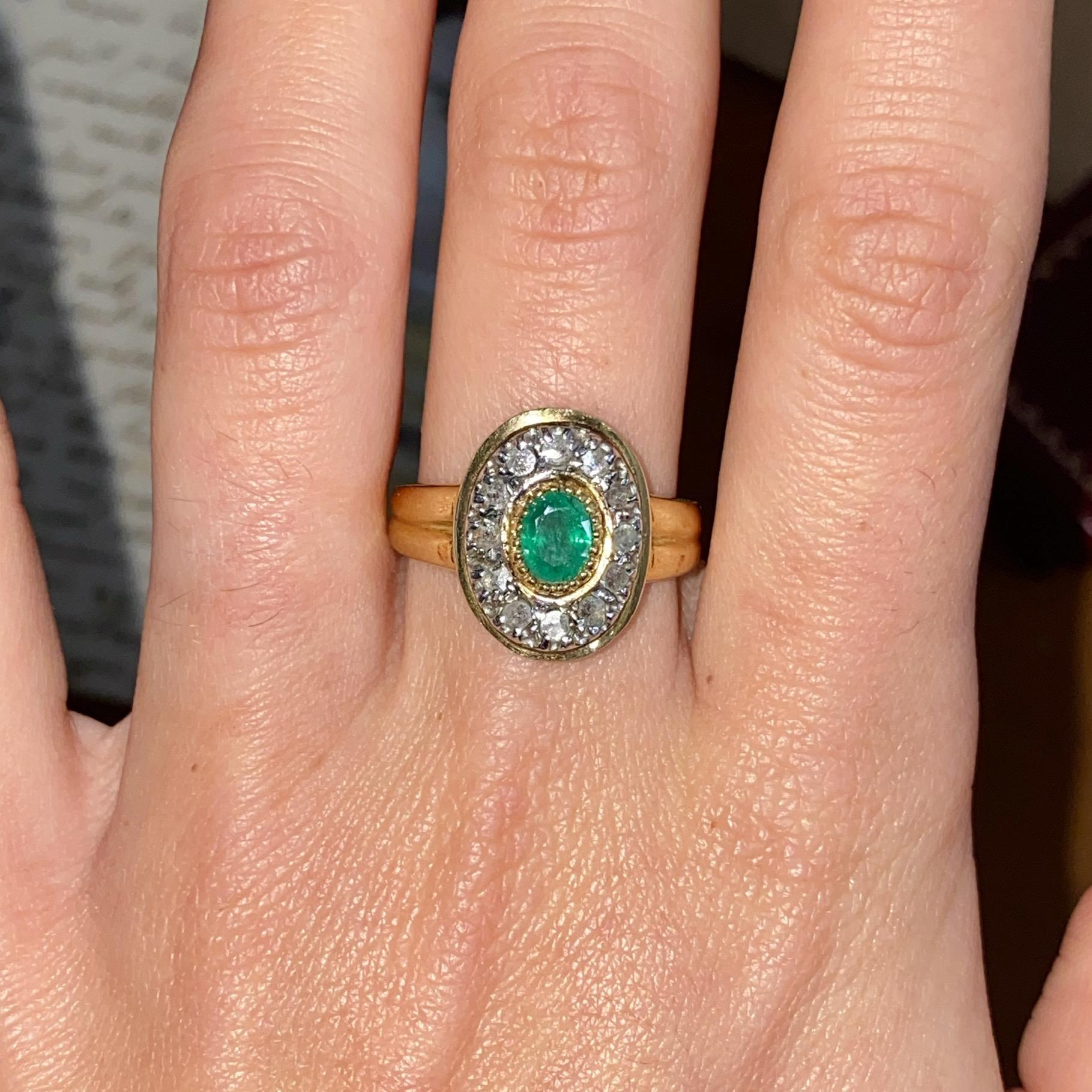 Anello vintage in oro 18kt con smeraldo ct 0,60 ca. e diamanti taglio antico ct 0,44 ca.