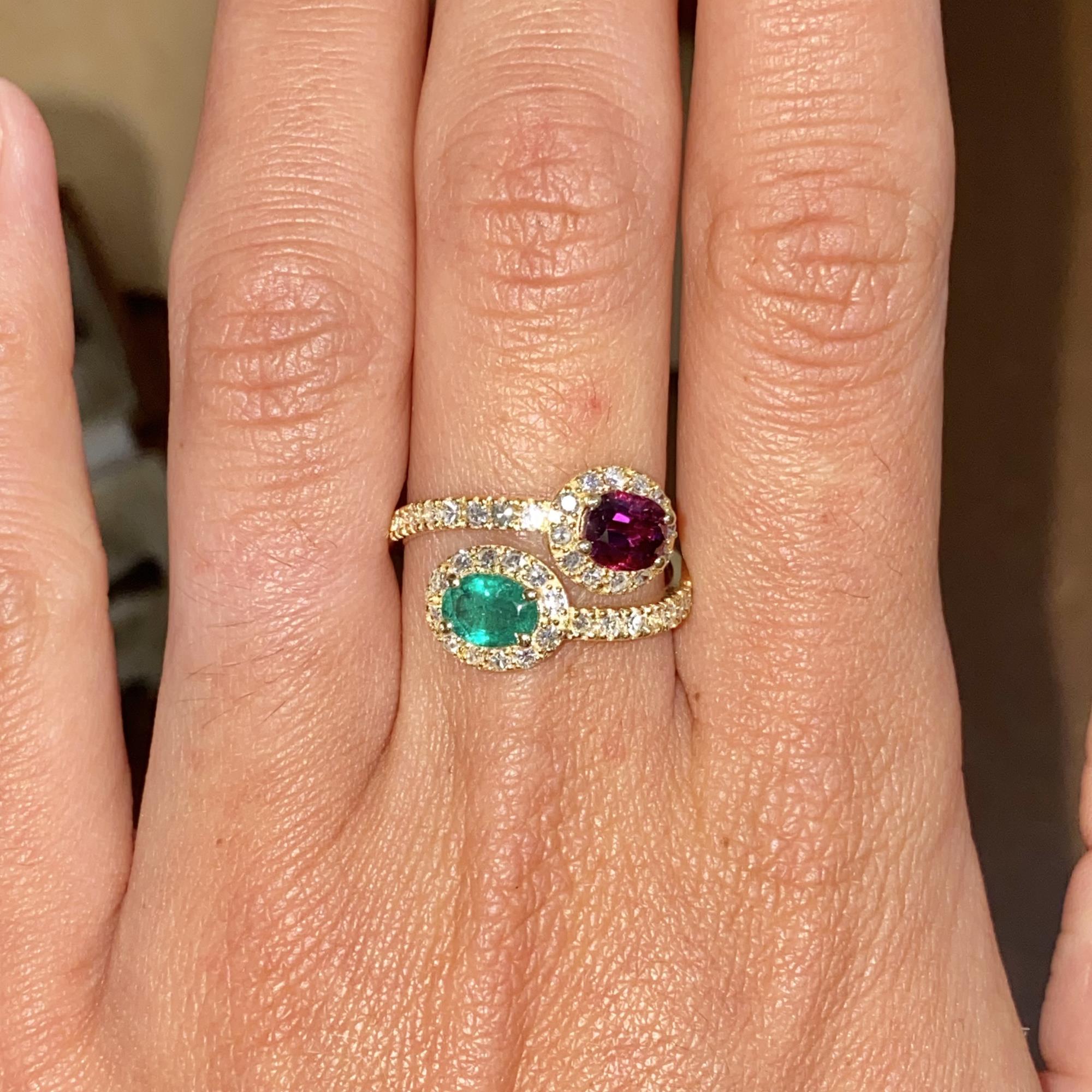 Toi et moi in oro 18kt con smeraldo ct 0,75 ca. rubino ct 1,00 ca. e diamanti ct 0,40 ca.