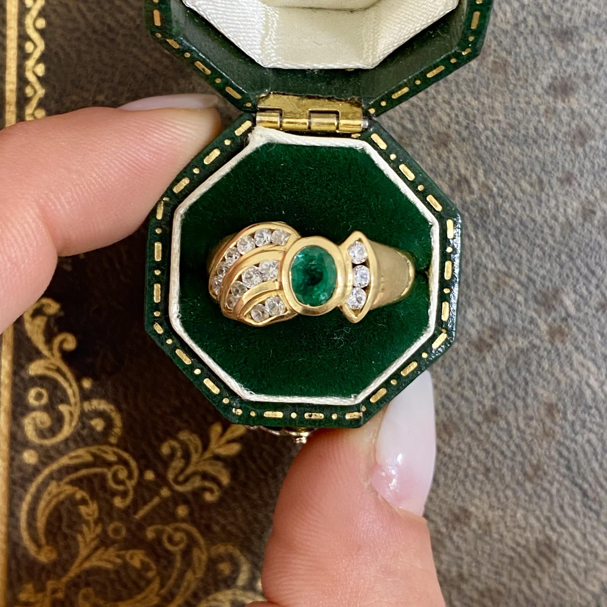 Anello vintage in oro 18kt con smeraldo ct 0,80 ca. e zirconi di taglio brillante