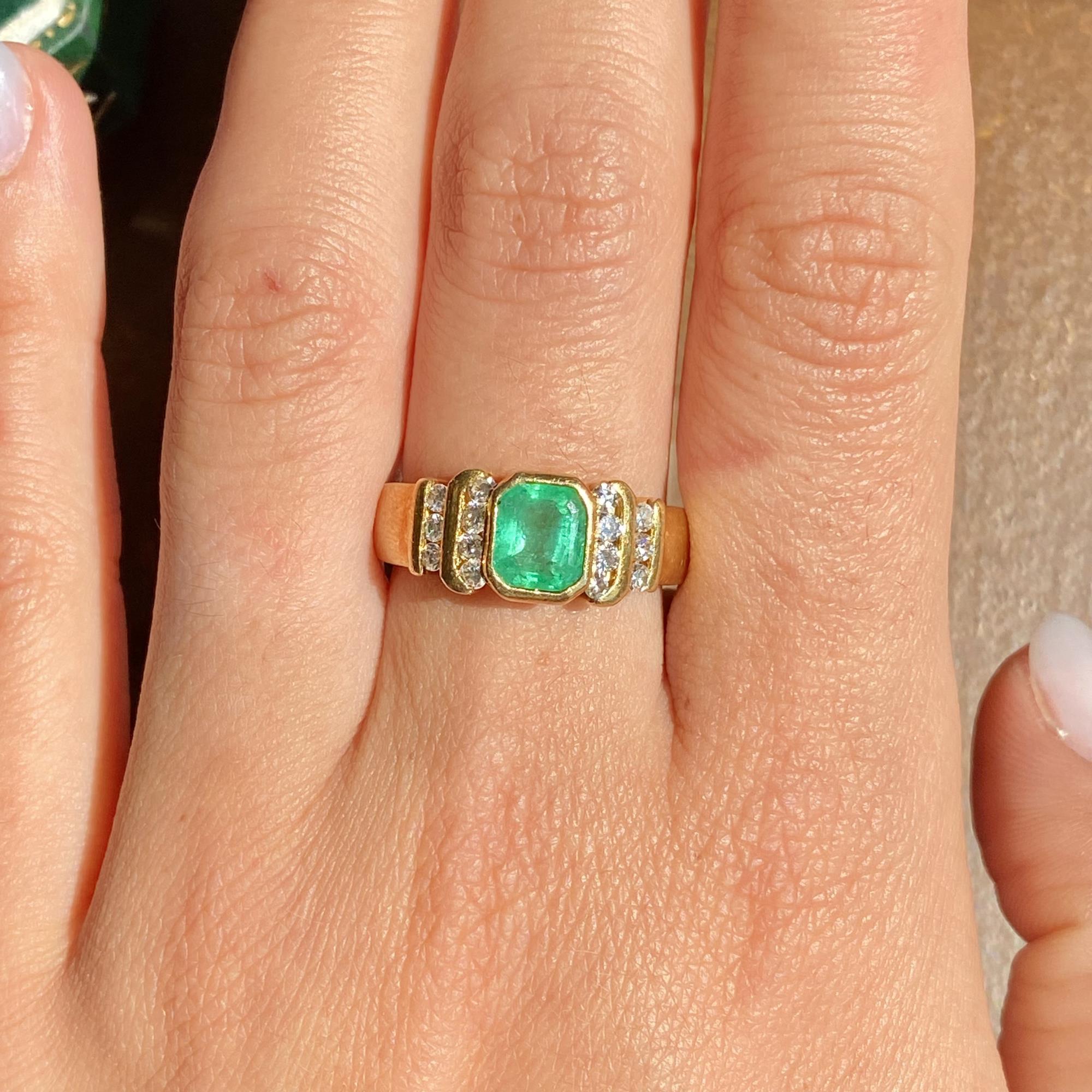 Anello vintage in oro 18kt con smeraldo ct 0,90 ca. e diamanti ct 0,18 ca.