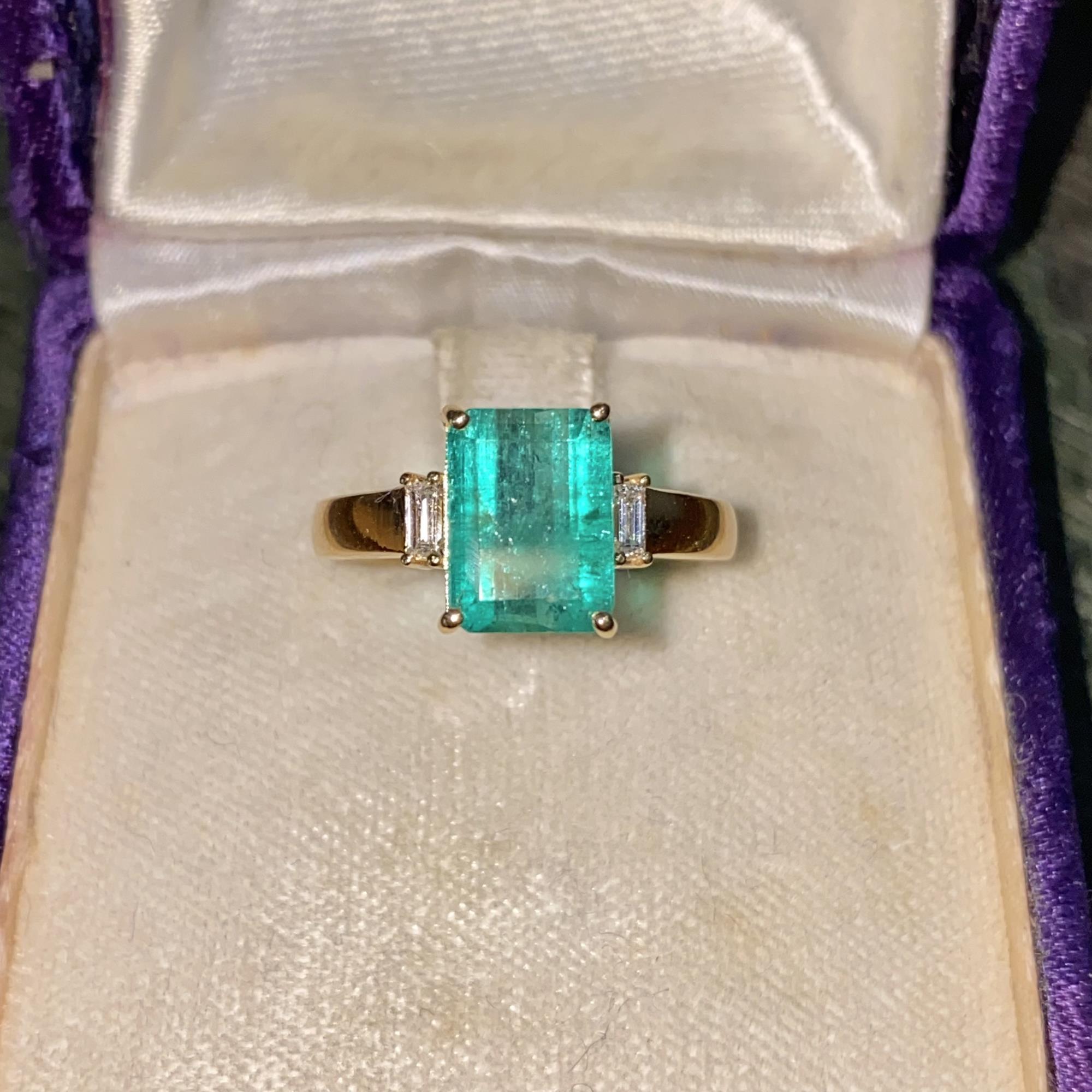 Anello vintage in oro 18kt con smeraldo ct 2,30 ca. e due diamanti ct 0,25 ca
