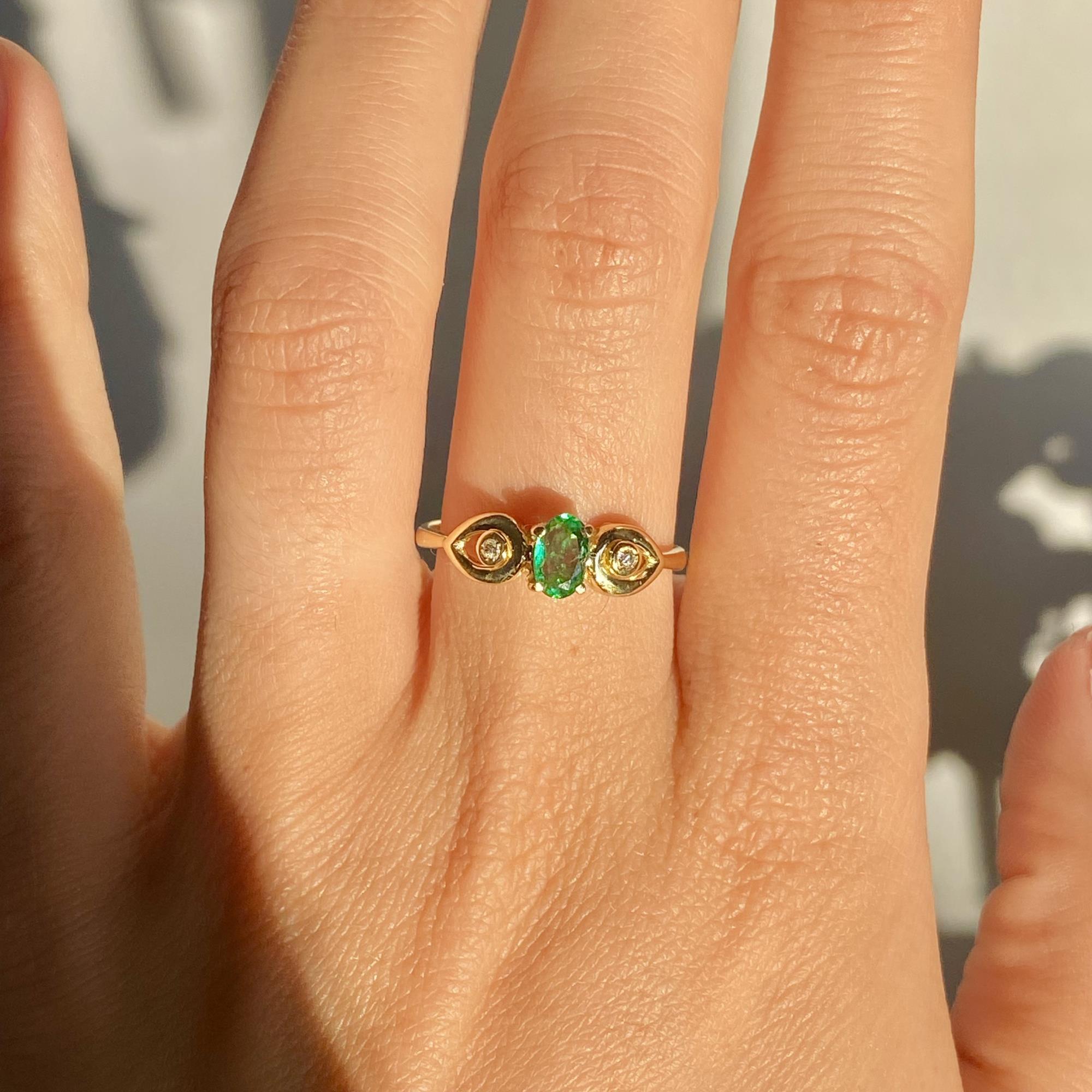Anello vintage in oro 18kt con smeraldo ovale ct 0,30 ca. e diamanti ct 0,03 ca.