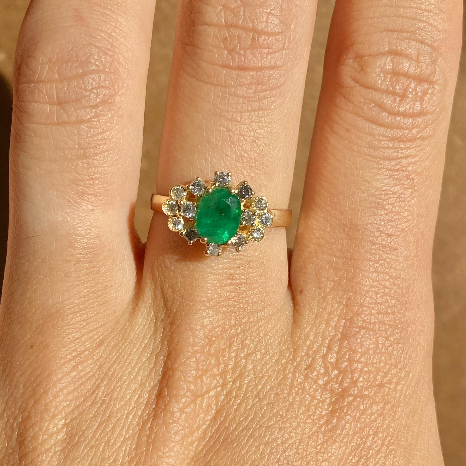 Anello vintage in oro 18kt con smeraldo ovale ct 0,60 ca. e diamanti ct 0,20 ca.