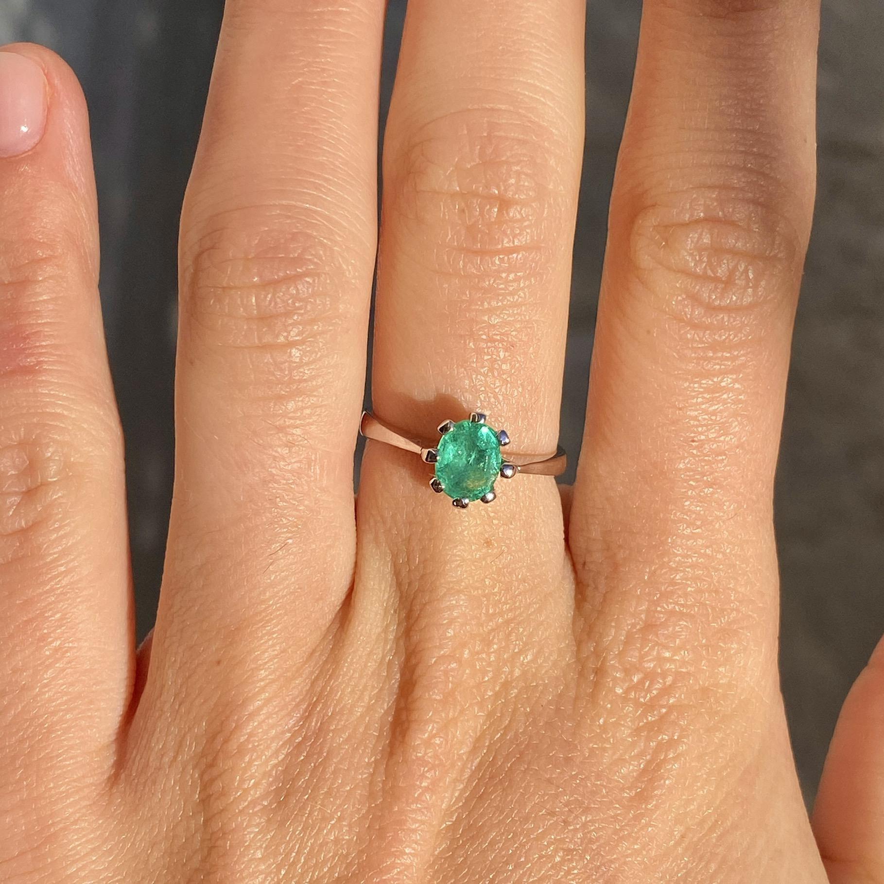 Anello vintage in oro 18kt con smeraldo solitario ct 0,60 ca.