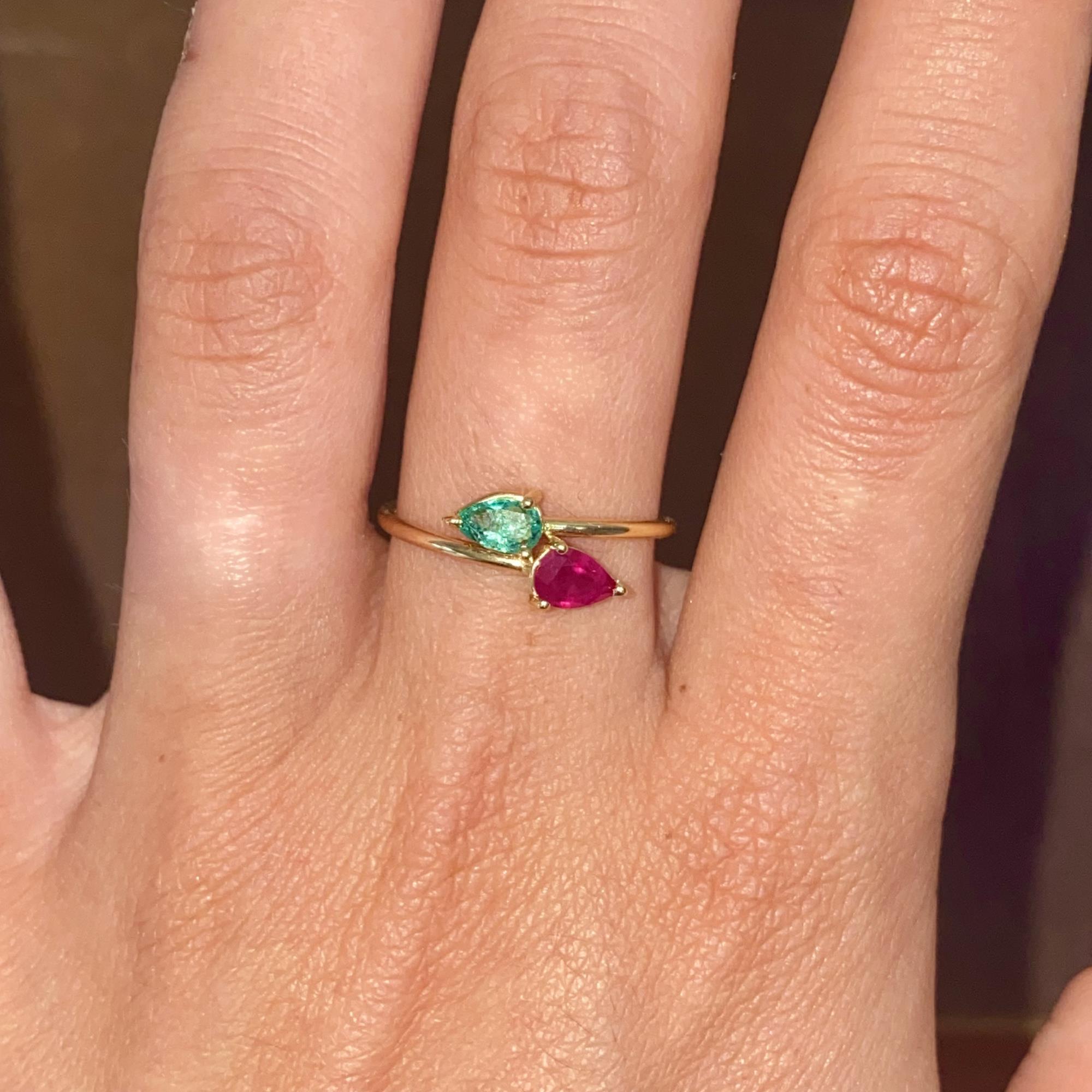 Anello vintage in oro 18kt con smeraldo taglio goccia ct 0,40 ca. e rubino taglio goccia ct 0,40 ca.