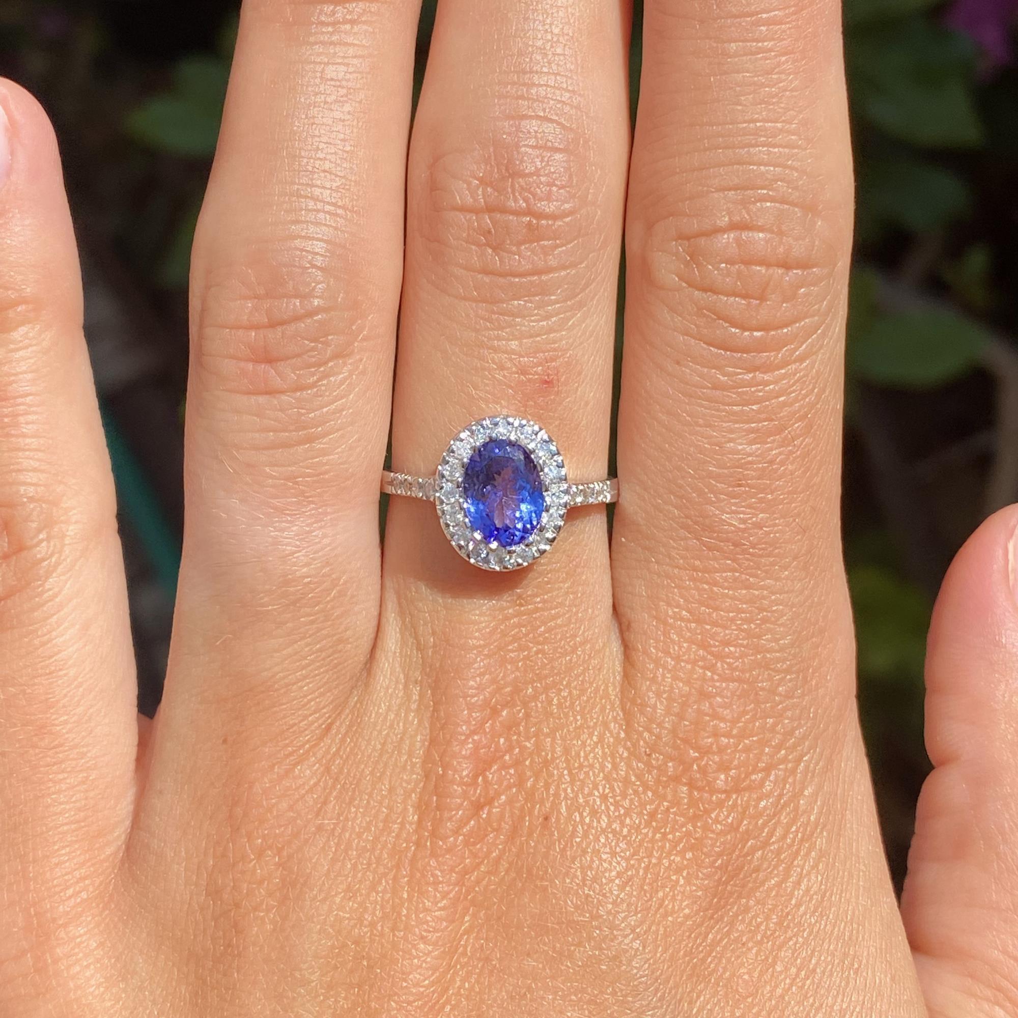 Anello vintage in oro 18kt con tanzanite ct 1,20 ca. e diamanti ct 0,40 ca.