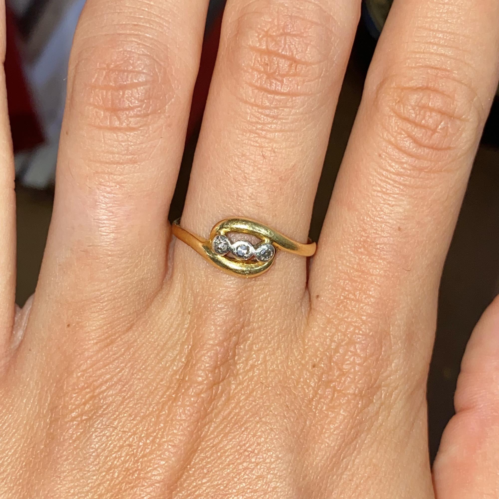Anello vintage in oro 18kt con tre diamanti ct 0,05 ca.
