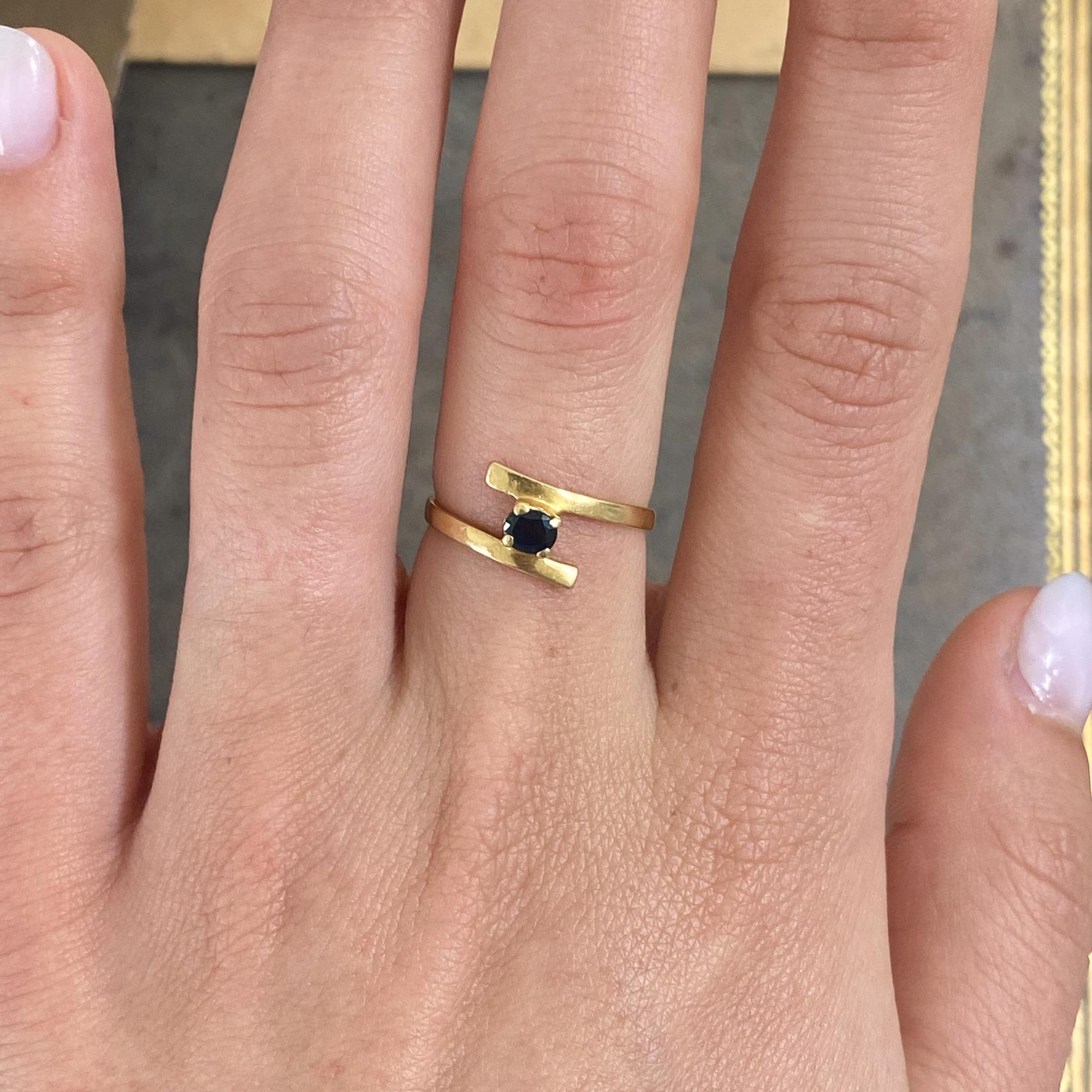 Vintage 18kt gold ring with a central sapphire approximately 0.30 ct.