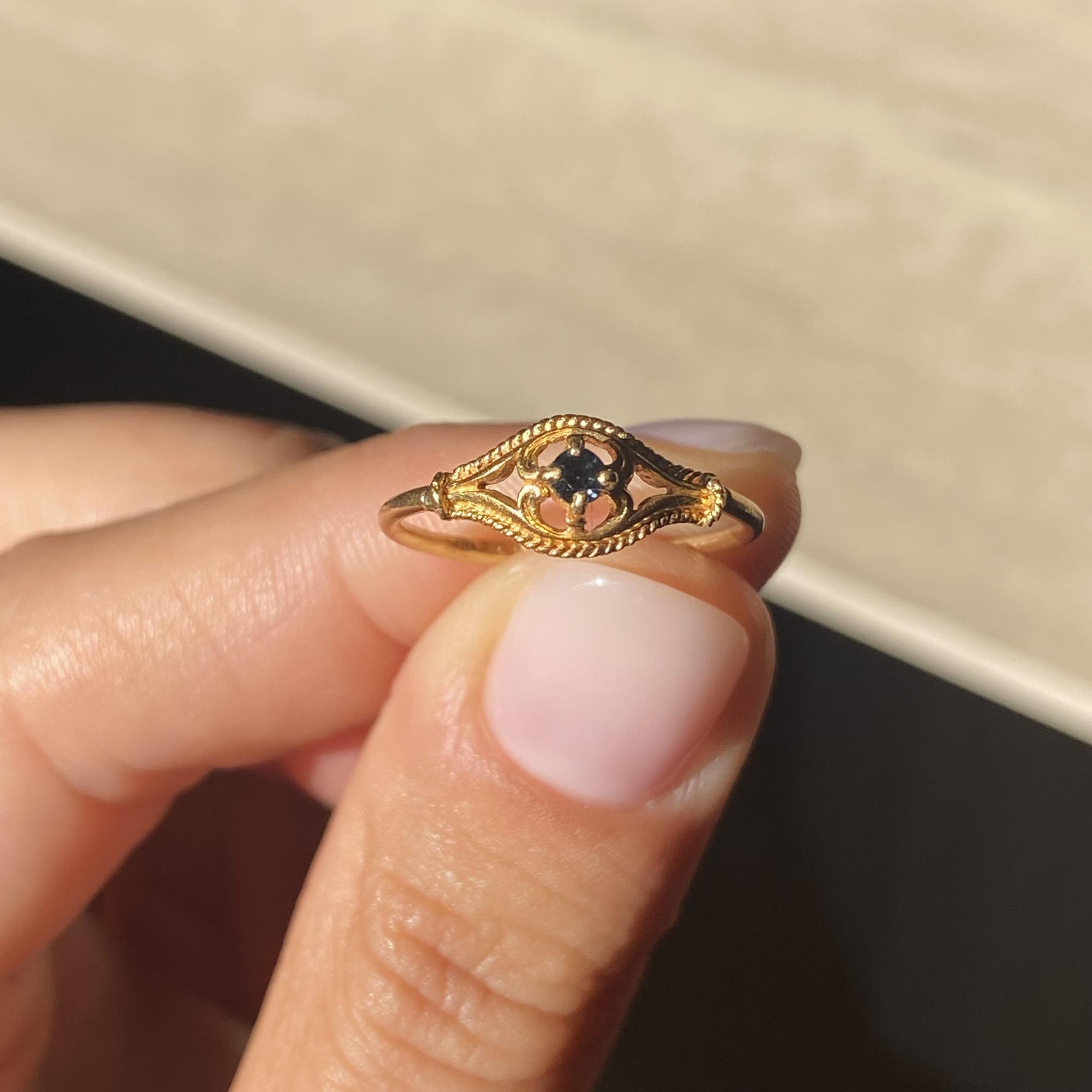 Anello vintage in oro 18kt con zaffiro ct 0,06 ca.