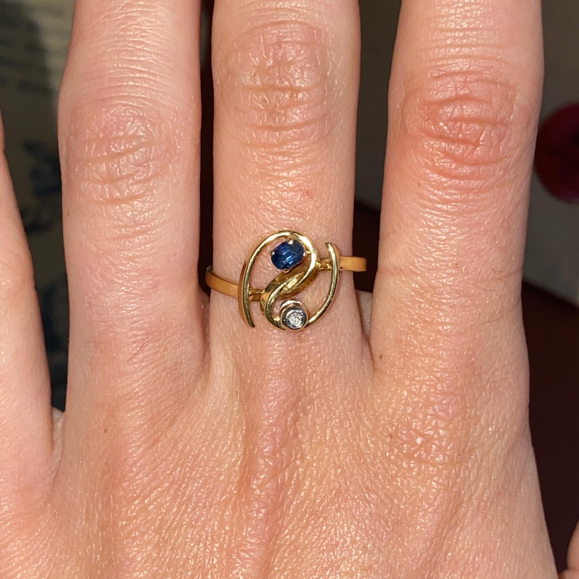 Anello vintage in oro 18kt con zaffiro ct 0,15 ca. e diamante ct 0,02 ca.