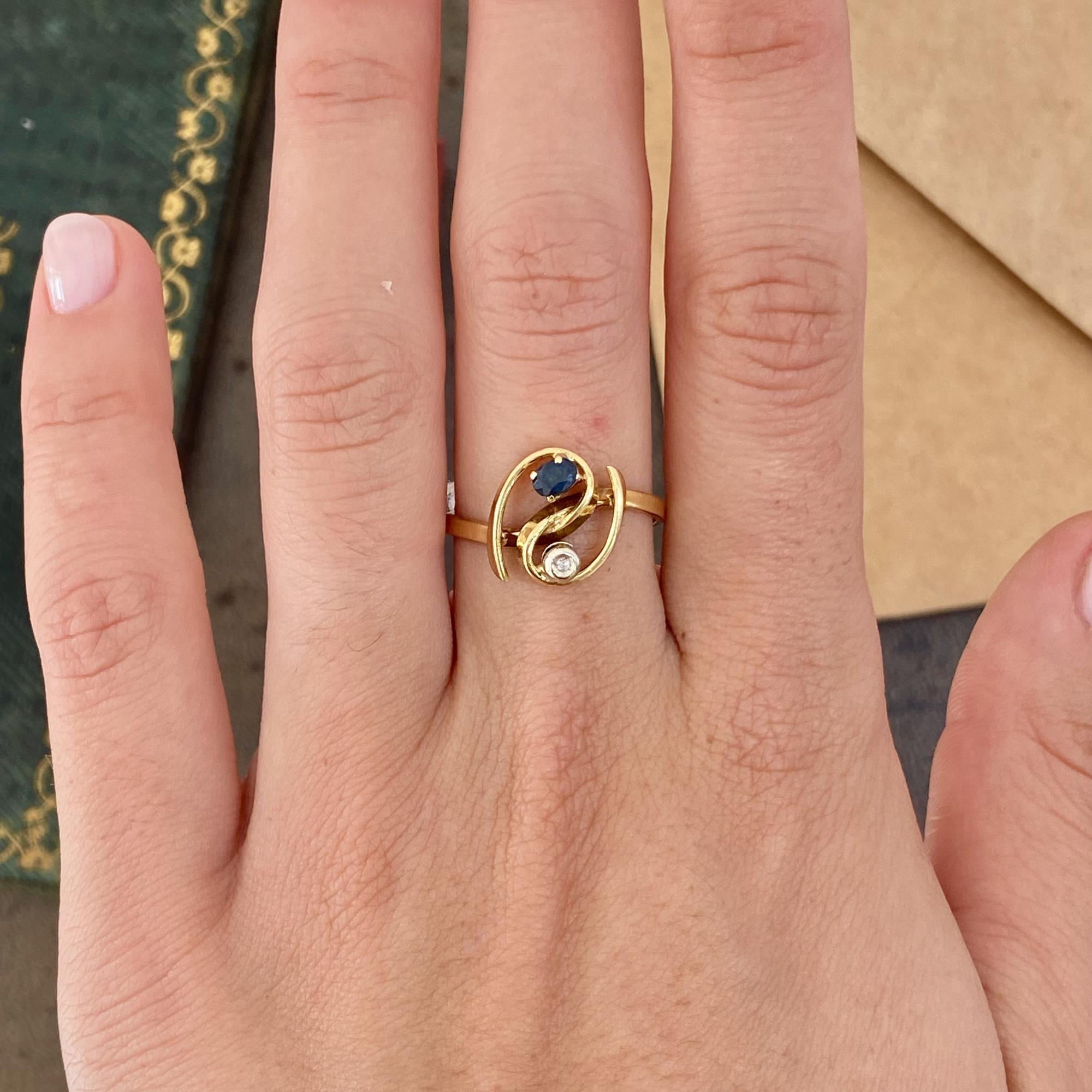 Vintage 18kt gold ring set with an approx 0.15 ct sapphire and an approx 0.02 ct diamond.