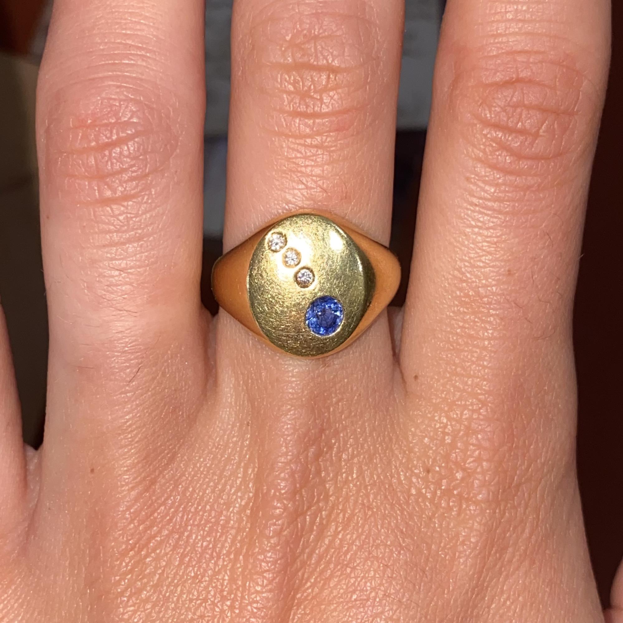 Anello vintage chevalier in oro 18kt con zaffiro ct 0,25 ca. e diamanti ct 0,06 ca.