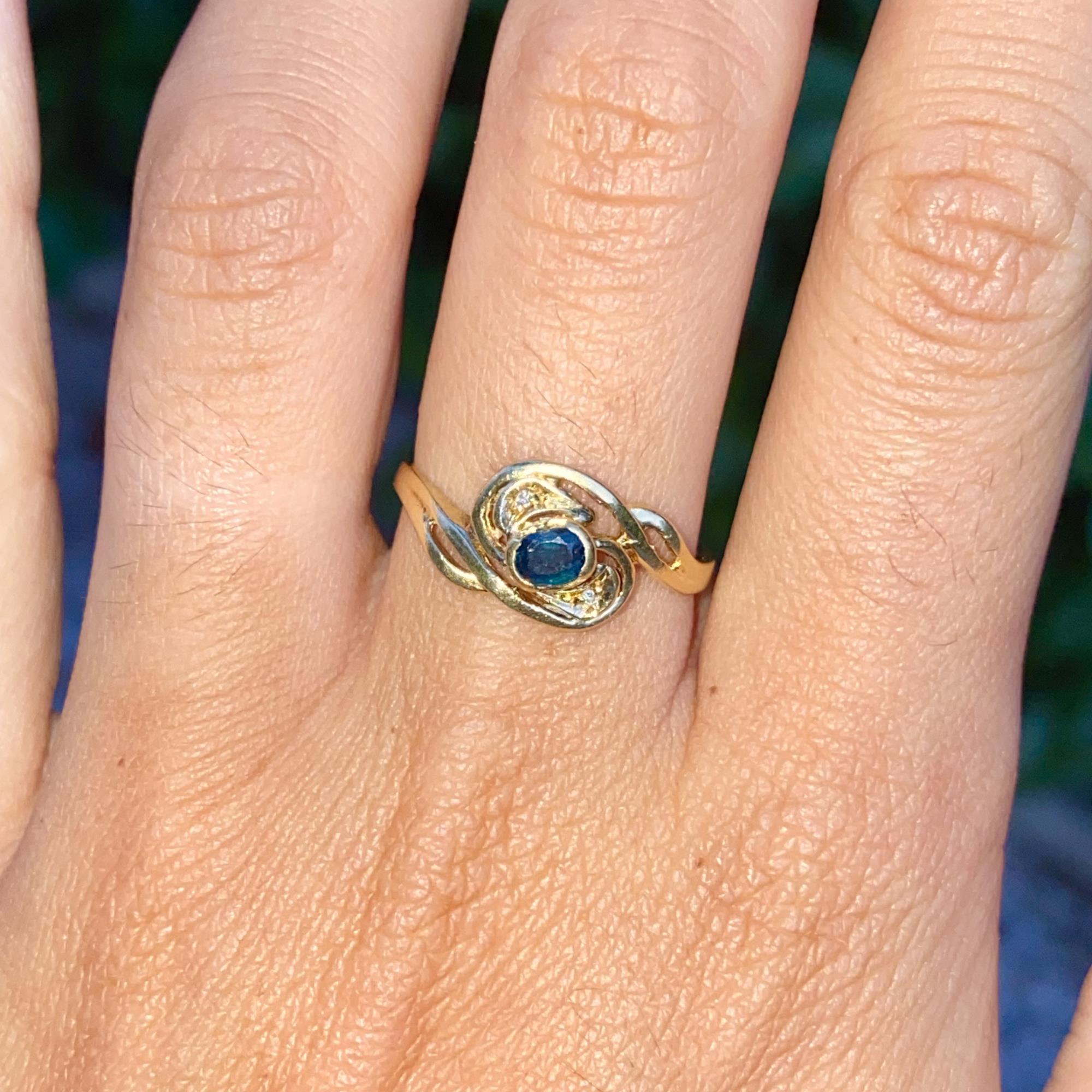 Anello vintage in oro 18kt con zaffiro ct 0,25 ca. e due diamanti ct 0,02 ca.
