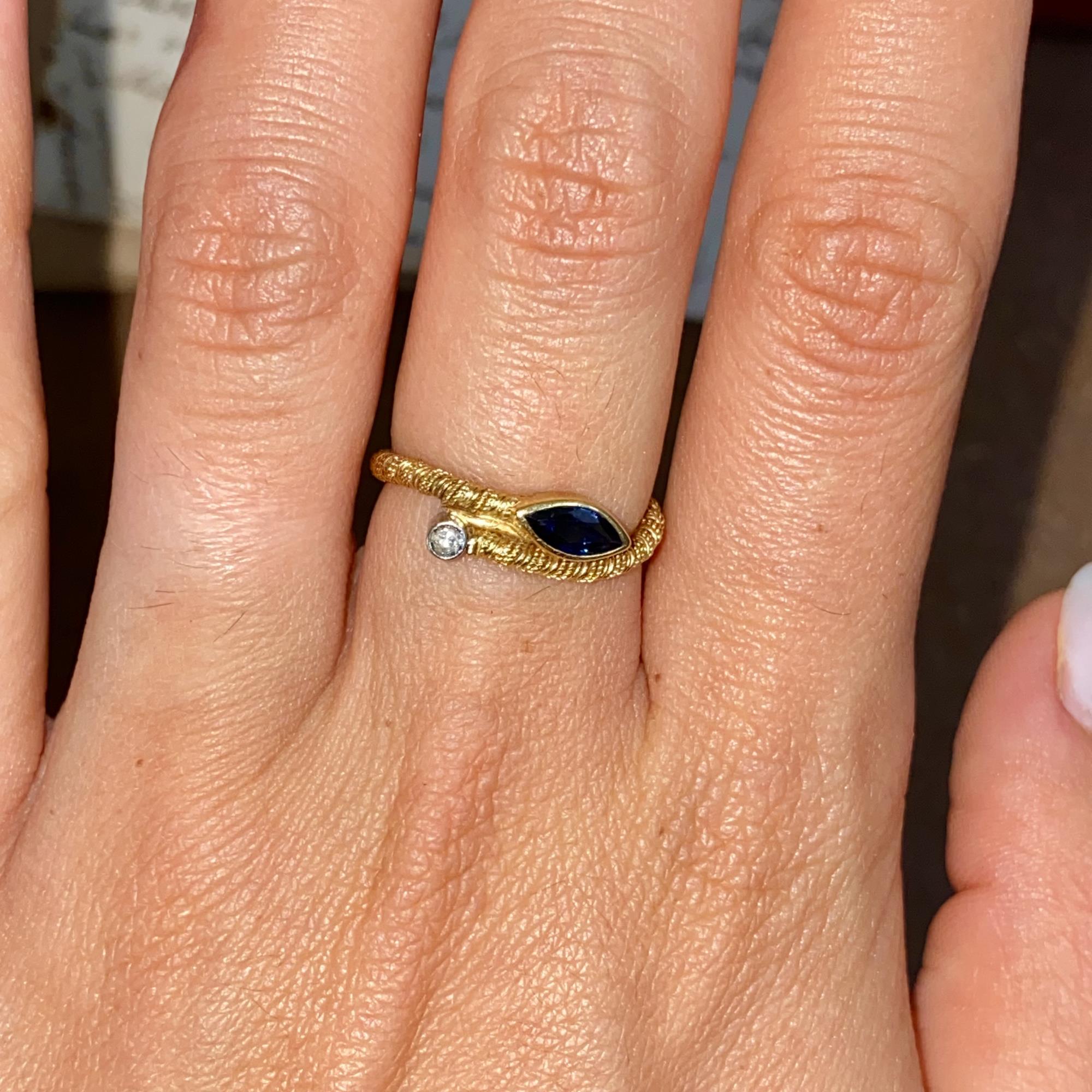 Anello vintage in oro 18kt con zaffiro ct 0,30 ca. e diamante ct 0,03 ca.
