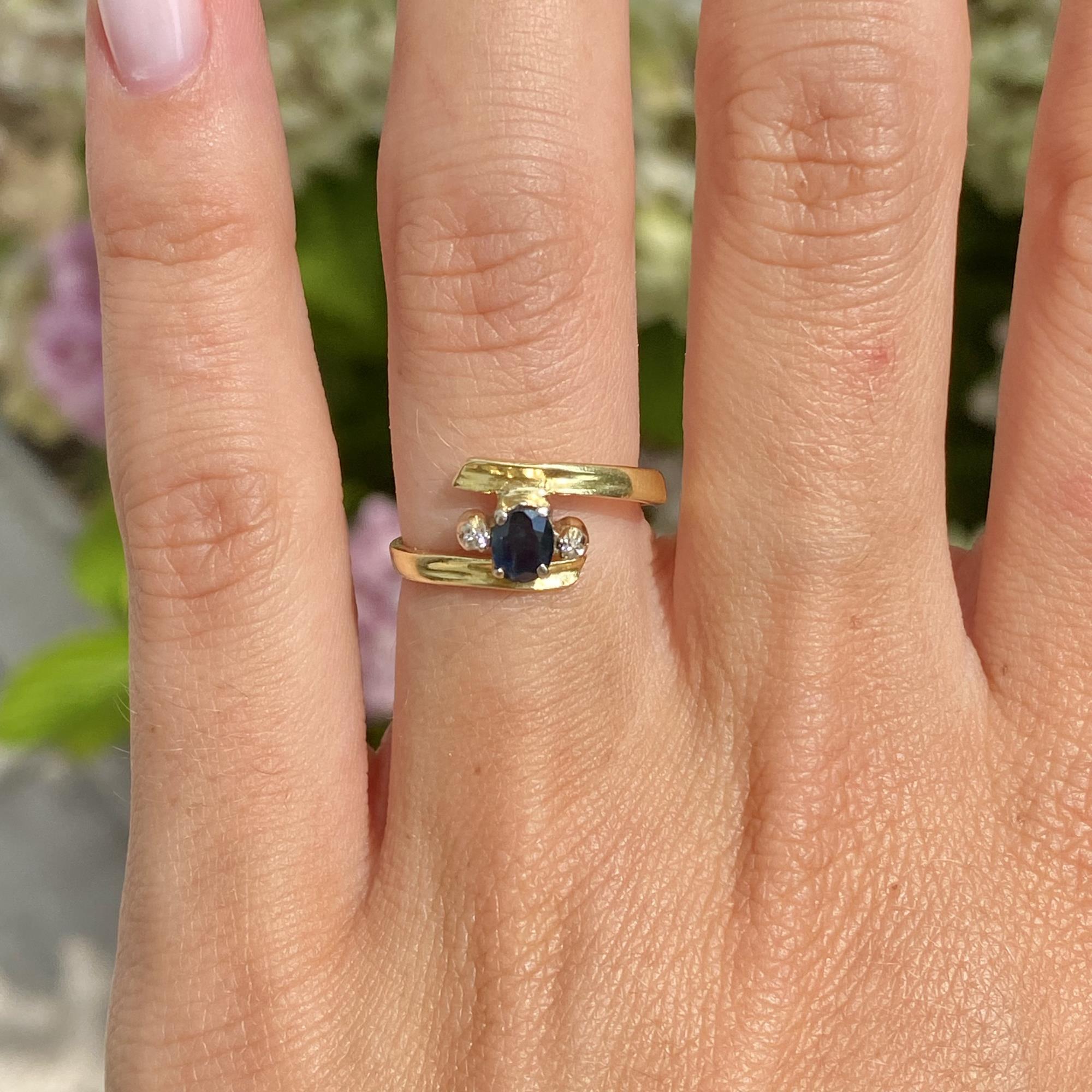Anello vintage in oro 18kt con zaffiro ct 0,30 ca. e due diamanti ct 0,02 ca.