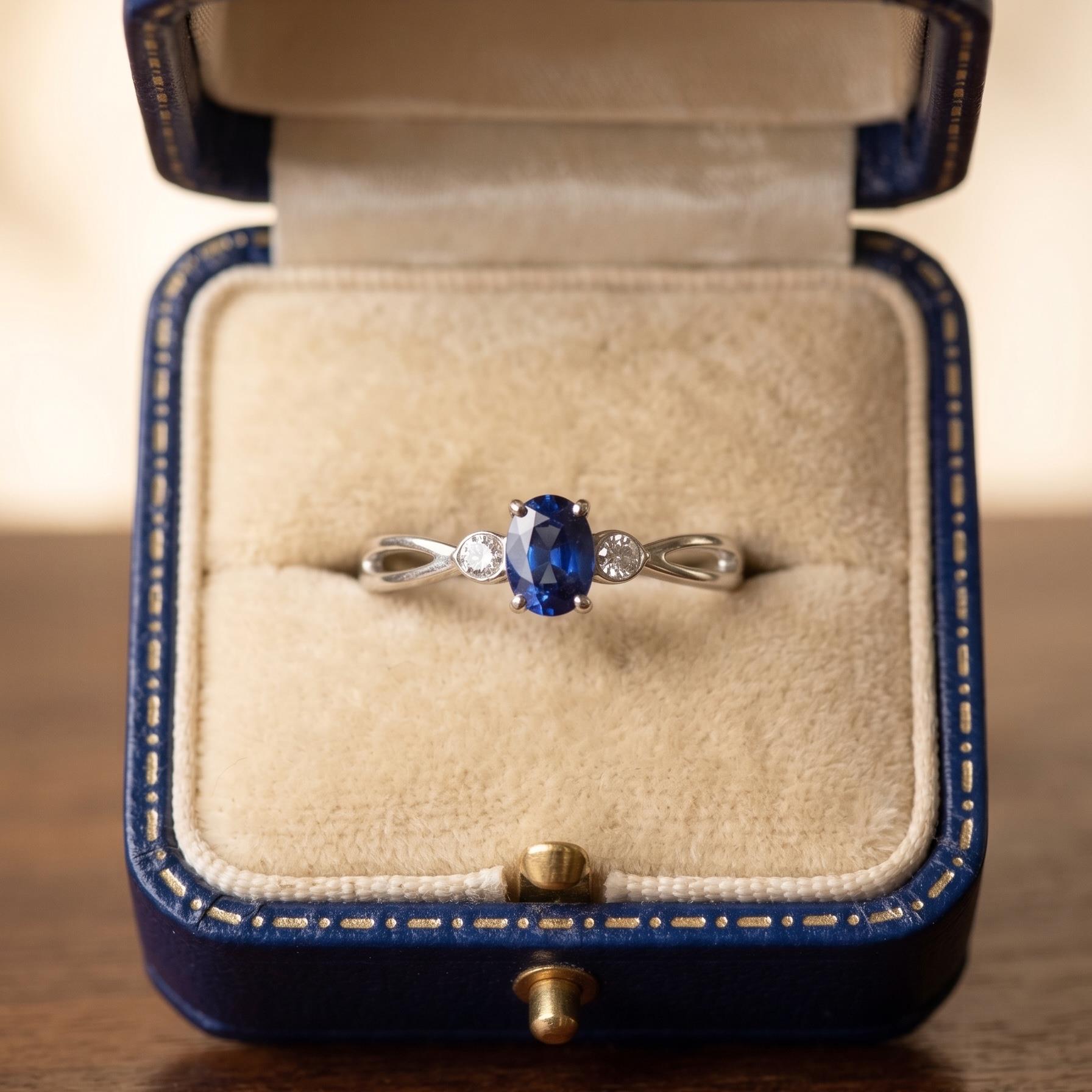 Anello vintage in oro 18kt con zaffiro ct 0,45 ca. e due diamanti ct 0,07 ca.