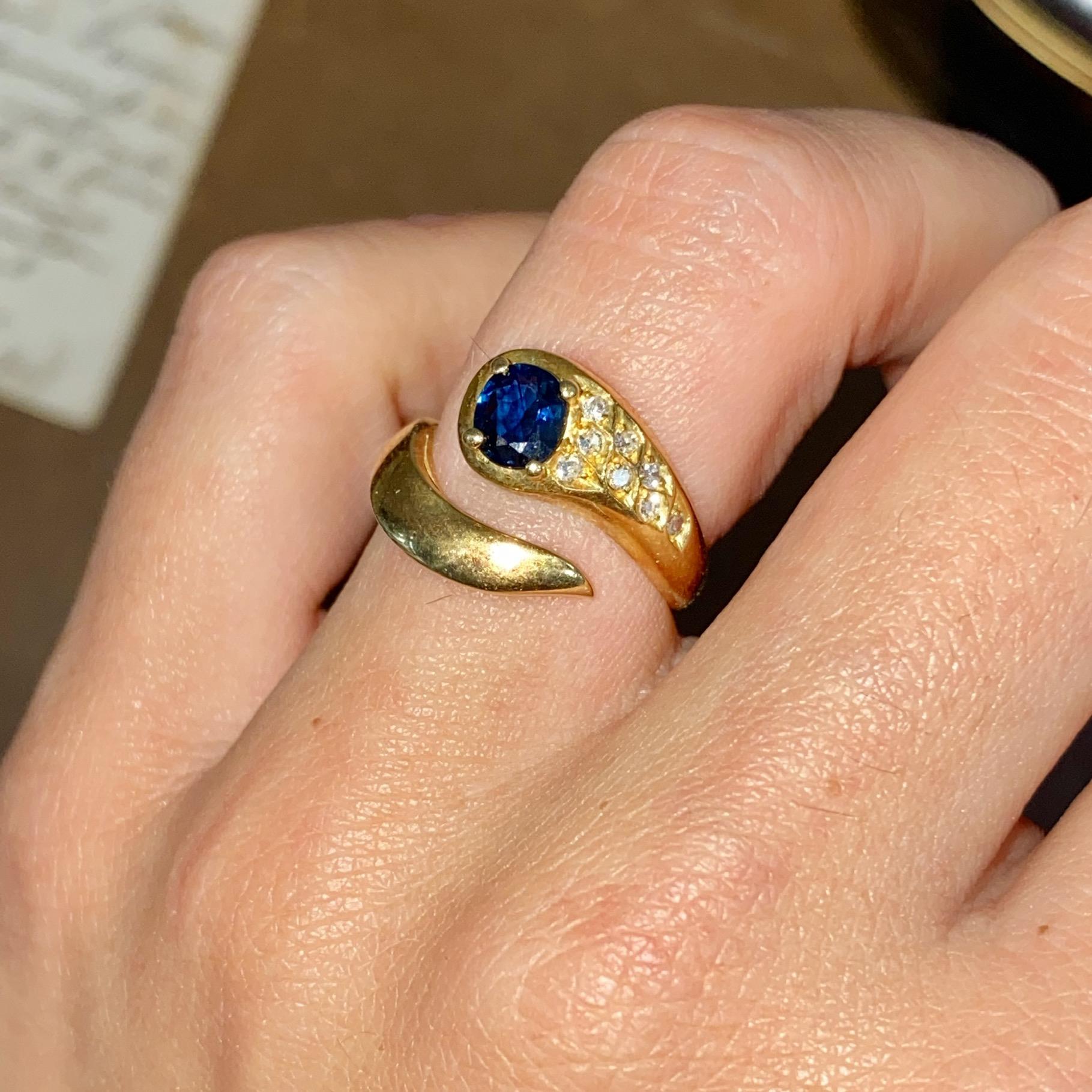 Anello vintage in oro 18kt con zaffiro ct 0,80 ca. e diamanti ct 0,08 ca.