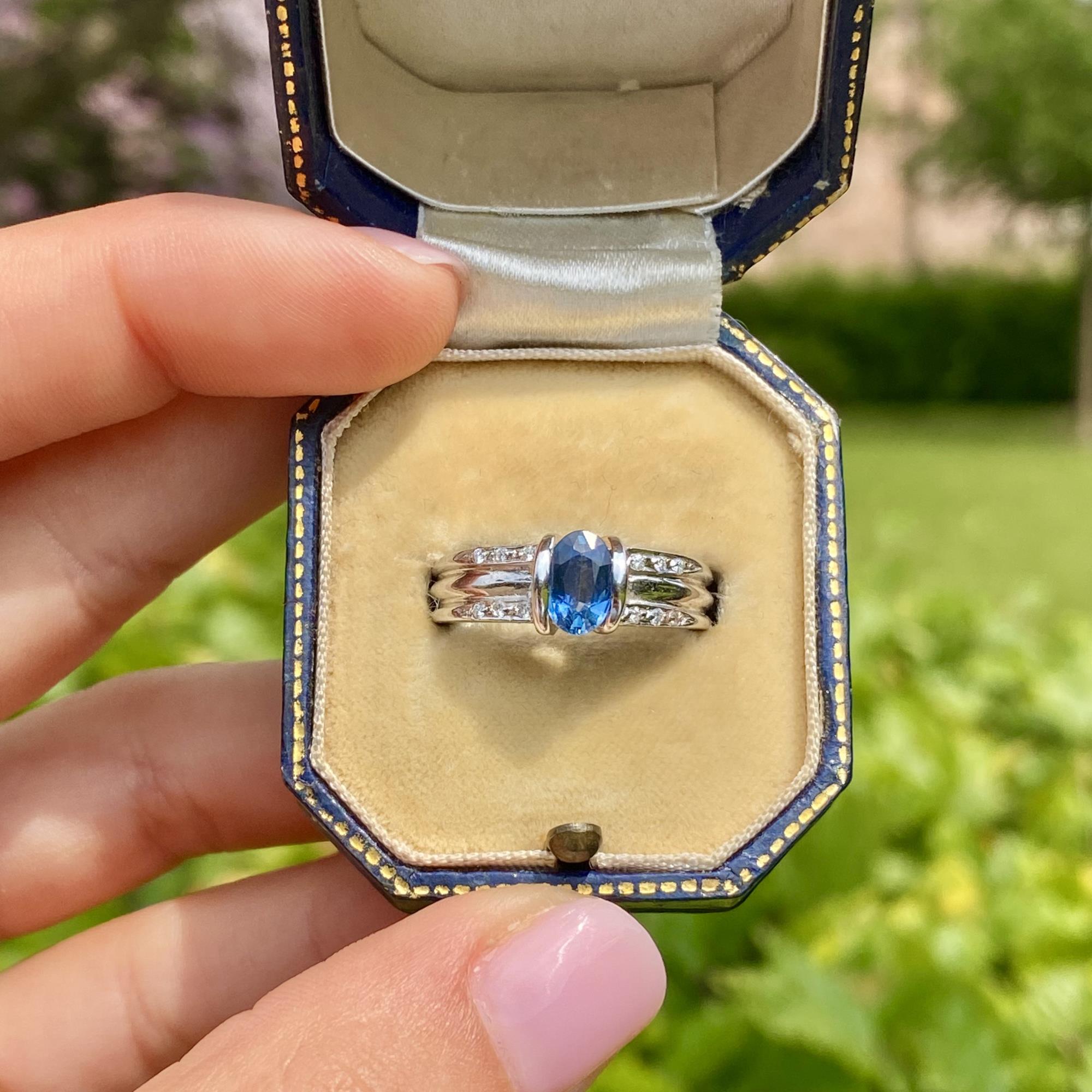 Anello vintage in oro 18kt con zaffiro ct 0,80 ca. e diamanti ct 0,10 ca.