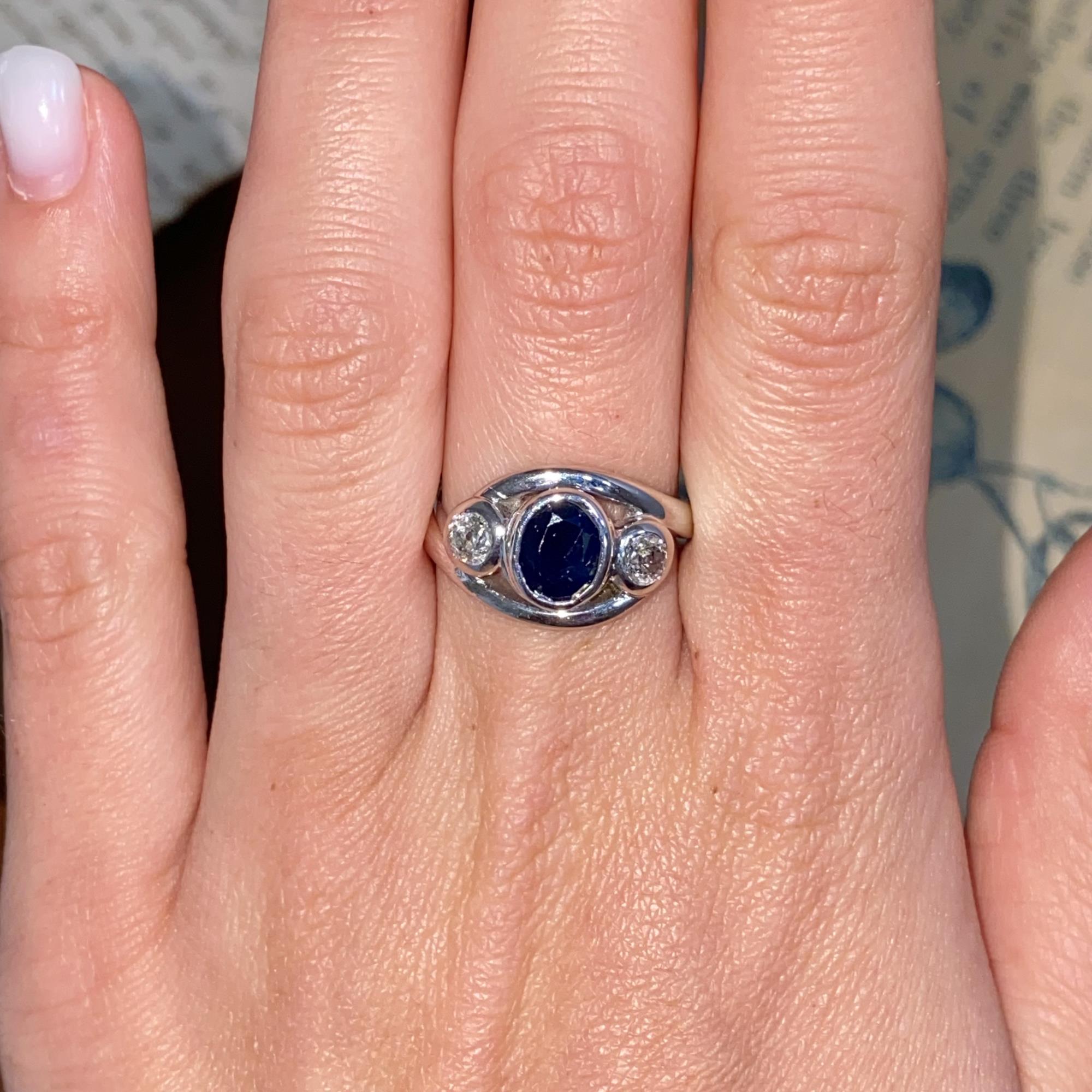 Anello vintage in oro 18kt con zaffiro ct 1,00 e diamanti taglio vecchia Europa ct 0,40 ca.