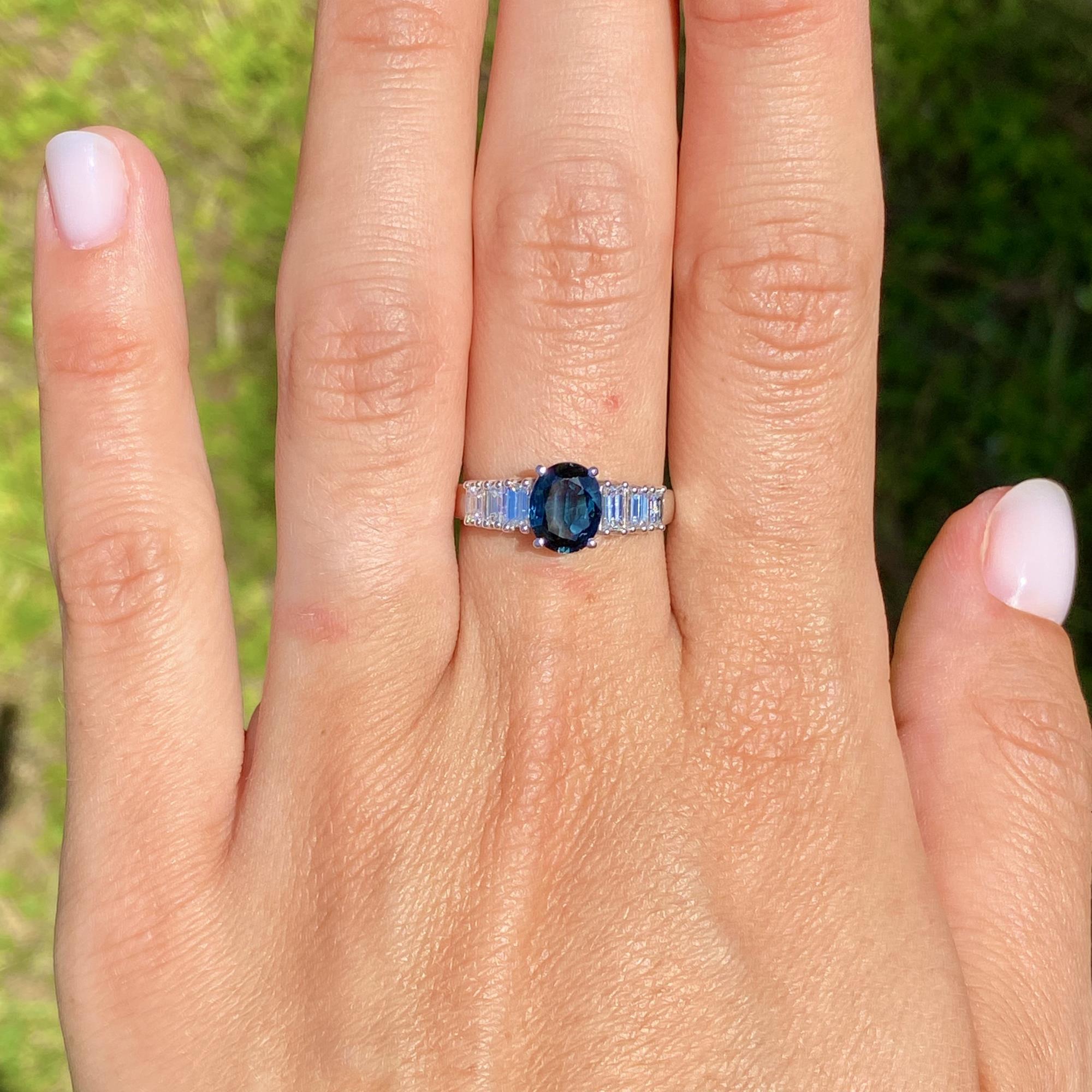 Anello vintage in oro 18kt con zaffiro ct 1,20 ca. e diamanti di taglio baguette ct 0,50 ca.