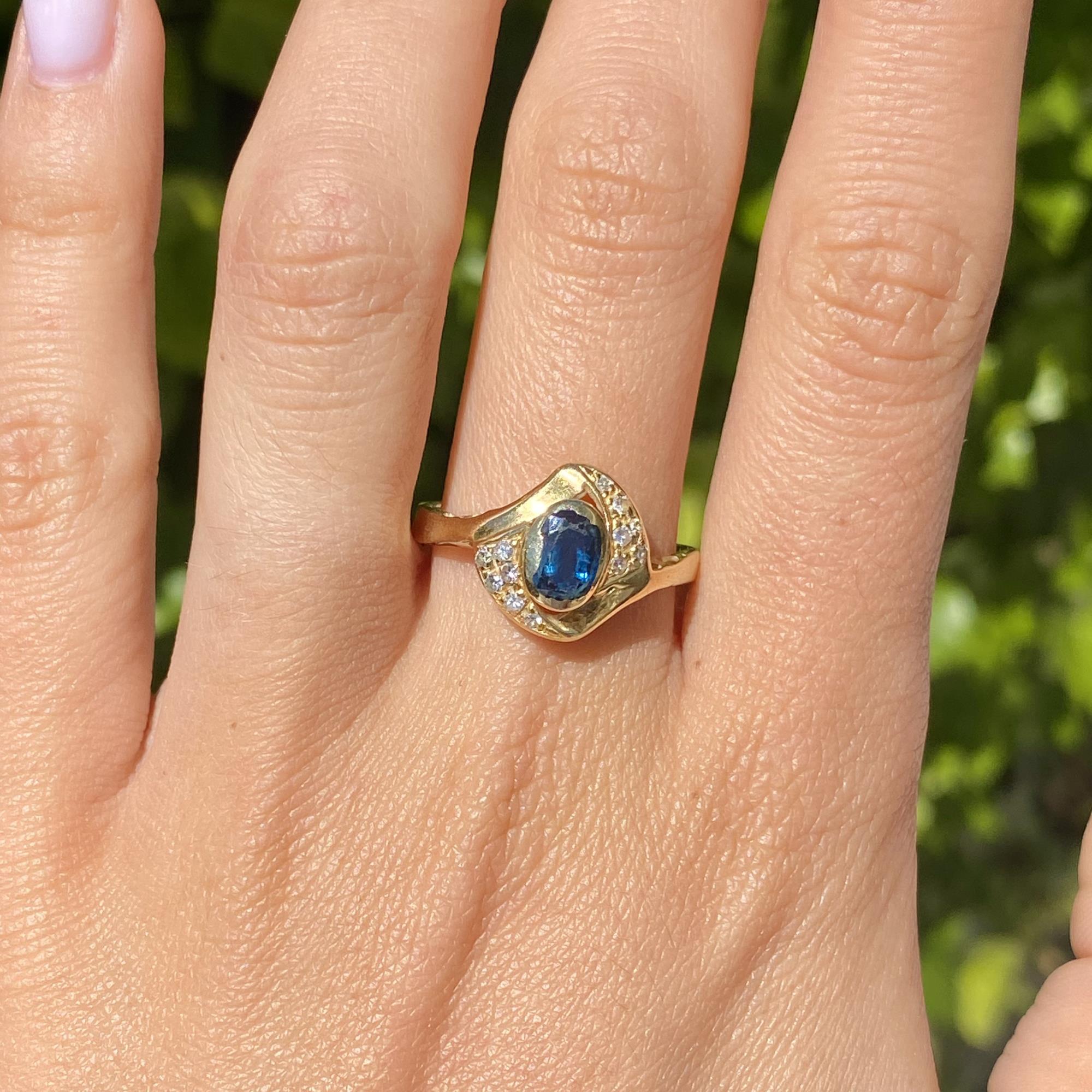 Anello vintage in oro 18kt con zaffiro ct 1,40 ca. e diamanti ct 0,12 ca.