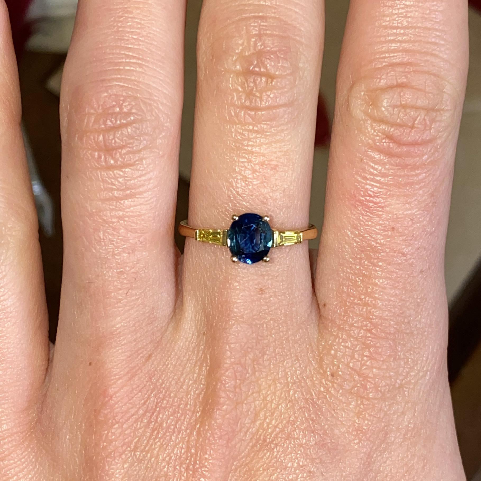 Anello vintage in oro 18kt con zaffiro ct 1,50 ca. e diamanti gialli ct 0,20 ca.