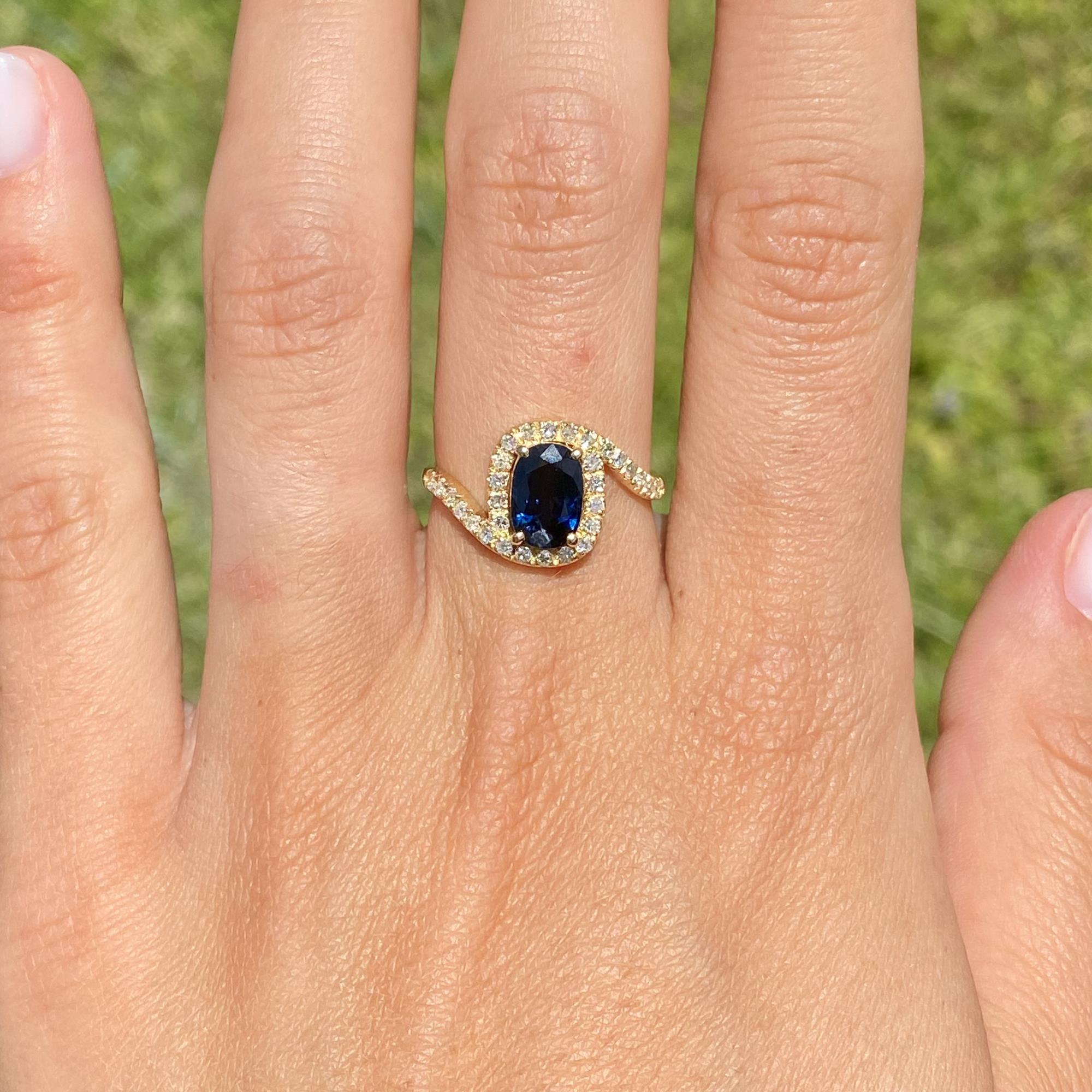 Anello vintage in oro 18kt con zaffiro ct 1,75 ca. e diamanti ct 0,30 ca