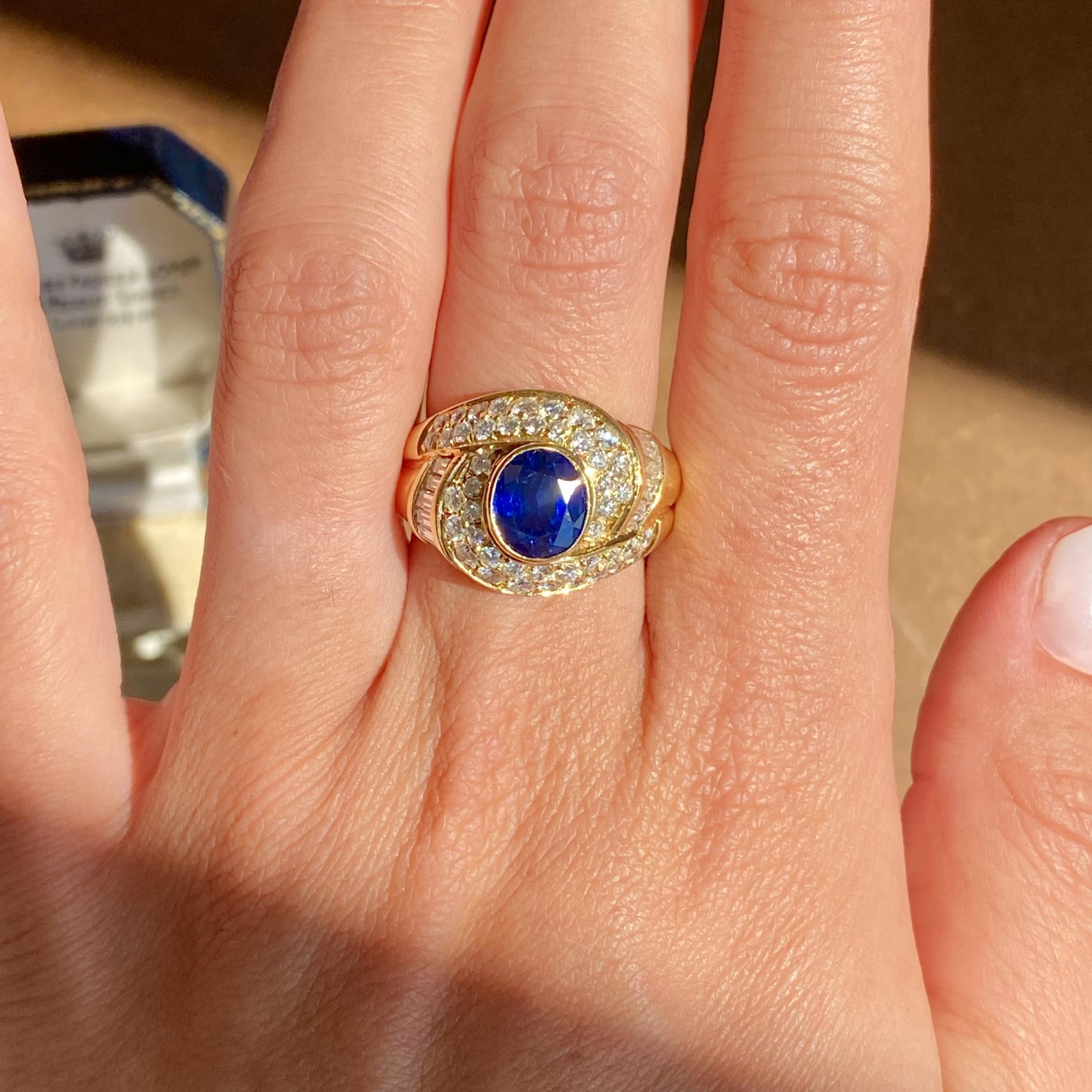 Anello vintage in oro 18kt con zaffiro ct 1,90 ca. e diamanti ct 1,40 ca.