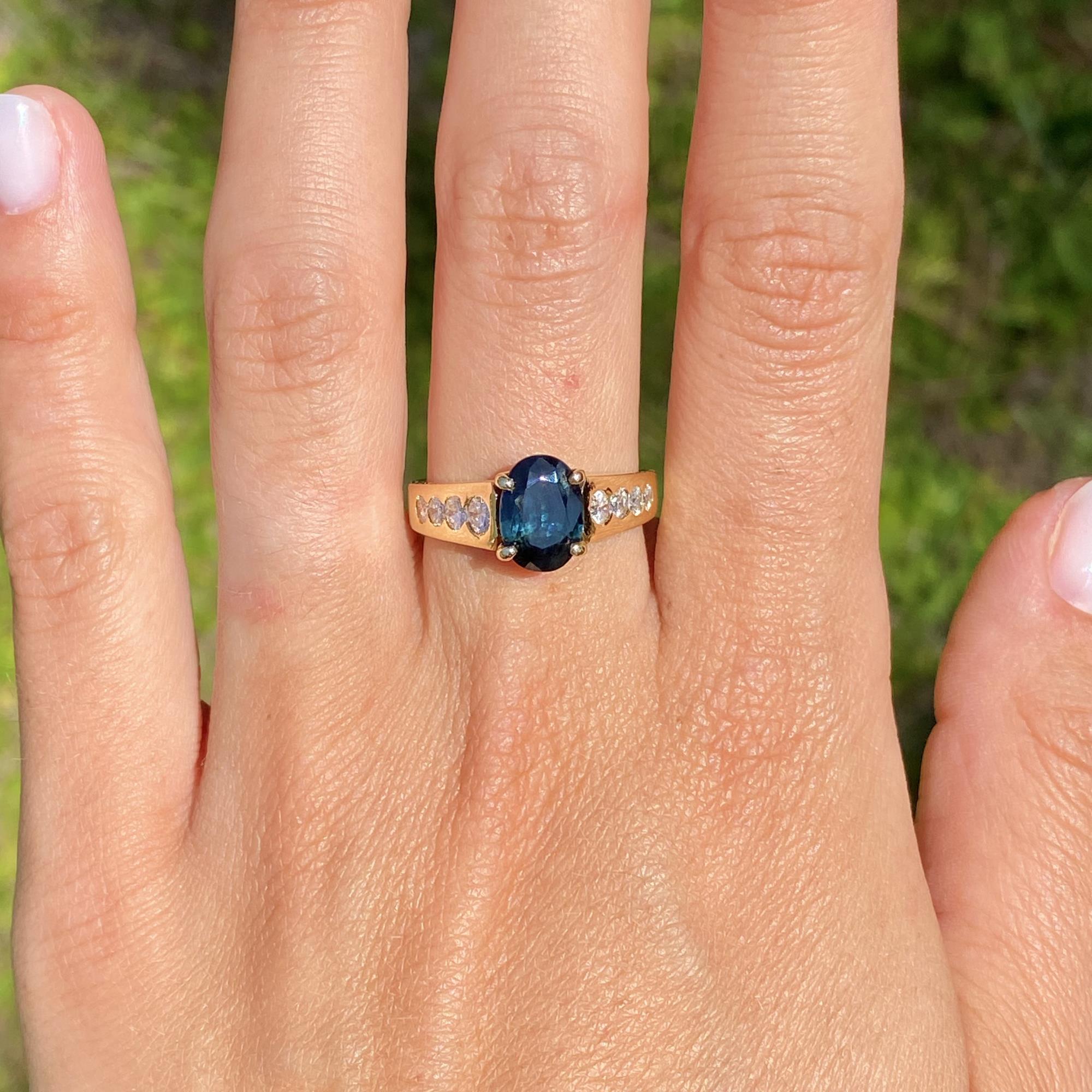 Anello vintage in oro 18kt con zaffiro ct 2,50 ca. e diamanti ct 0,90 ca.