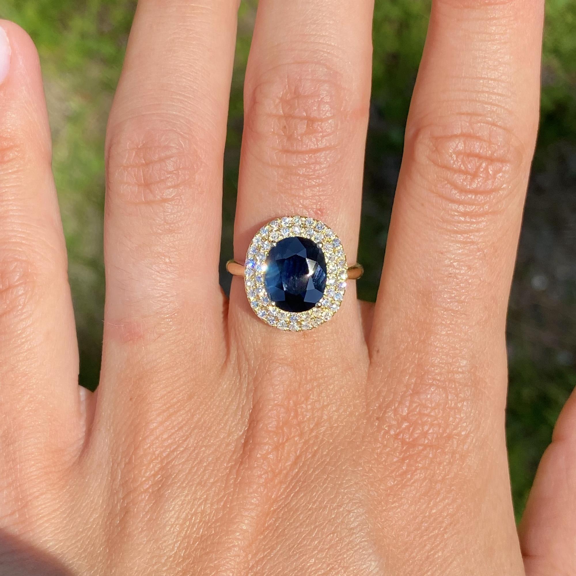 Anello vintage in oro 18kt con zaffiro ct 2,50 ca. e doppio giro di diamanti ct 0,45 ca.