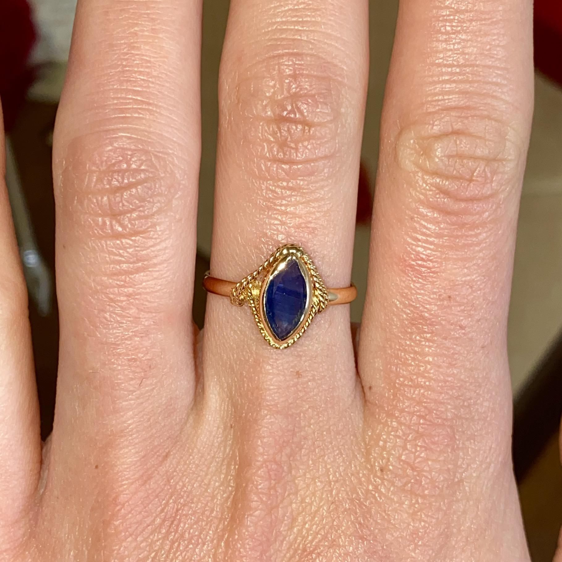 Anello vintage in oro 18kt con zaffiro di taglio navette ct 0,80 ca.