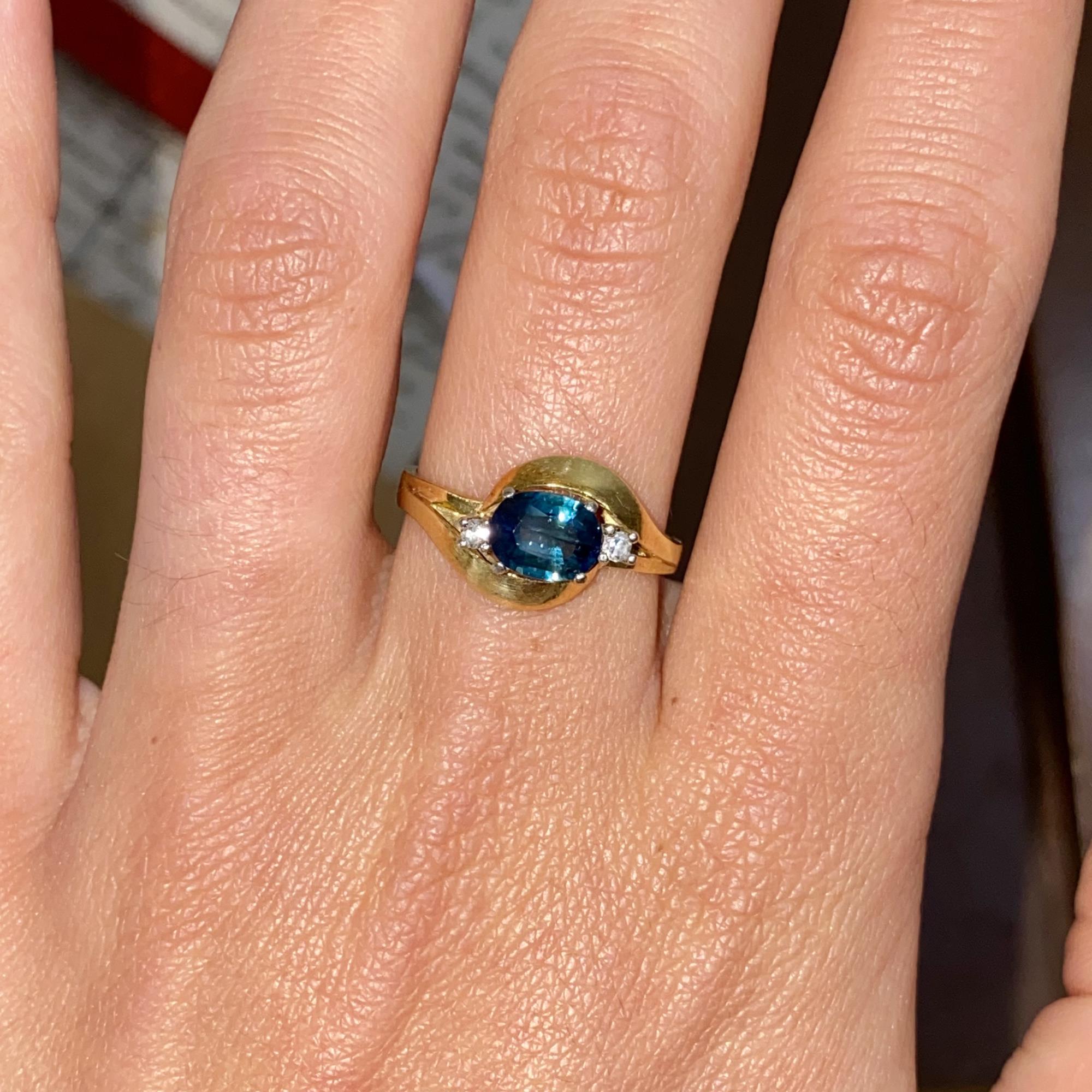 Vintage 18kt gold ring with 1.00 ct oval sapphire and two diamonds of approx. 0.03 ct